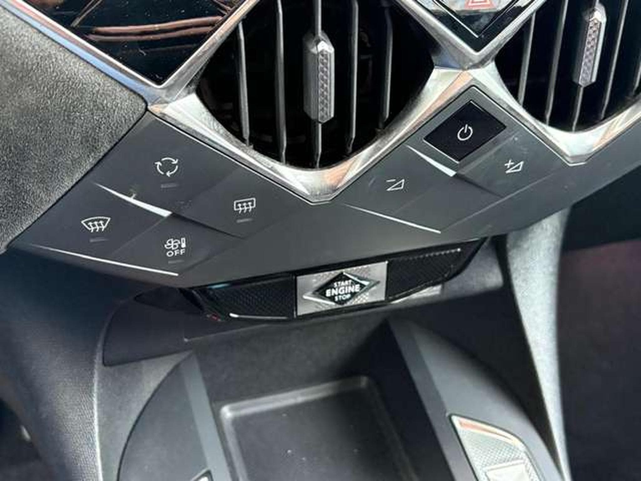 DS Automobiles DS3 1.2 PURETECH 100CH PERFORMANCE LINE (2024) - Photo 10