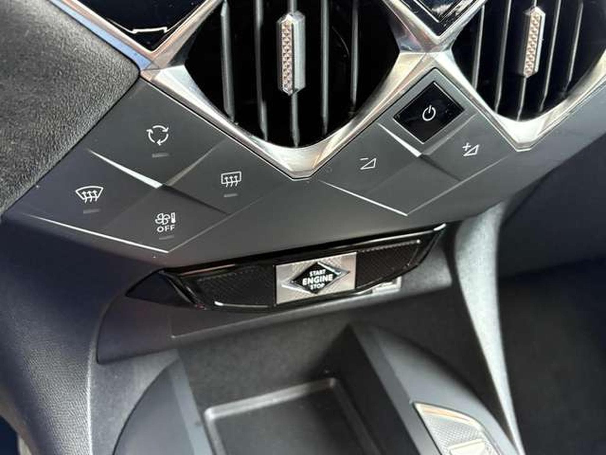 DS Automobiles DS3 1.2 PURETECH 100CH PERFORMANCE LINE (2024) - Photo 10