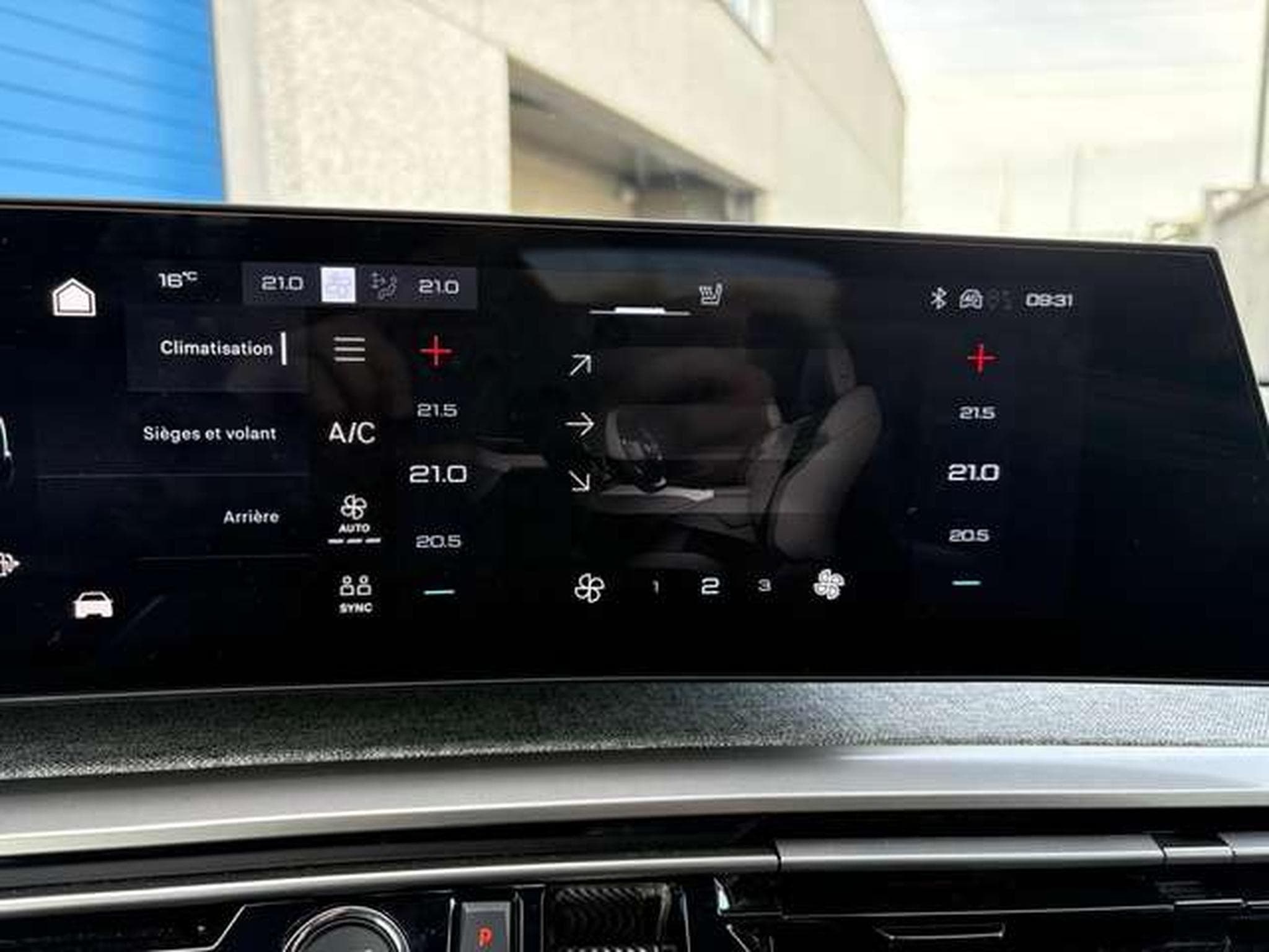 Peugeot 5008 5008 Hybrid 136 e-DSC6 GT (2025) - Photo 10