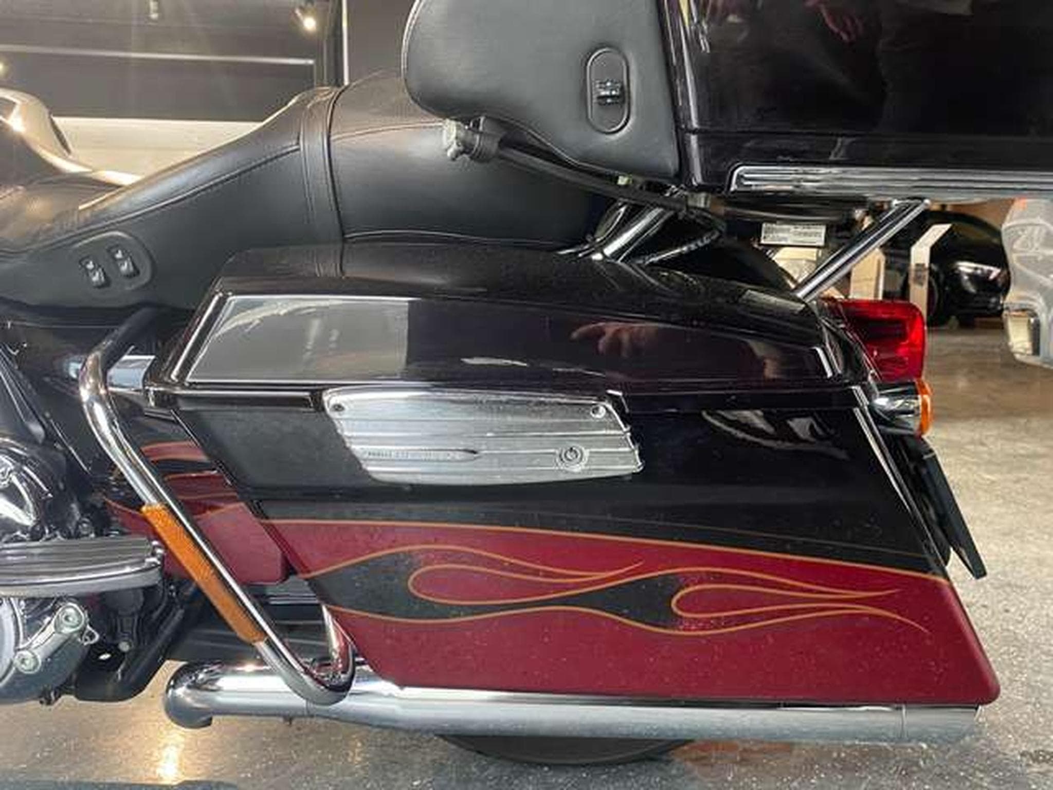 Harley-Davidson CVO Limited Limited Edition Ultra Classic Electra Glide / VP (2011) - Foto 9