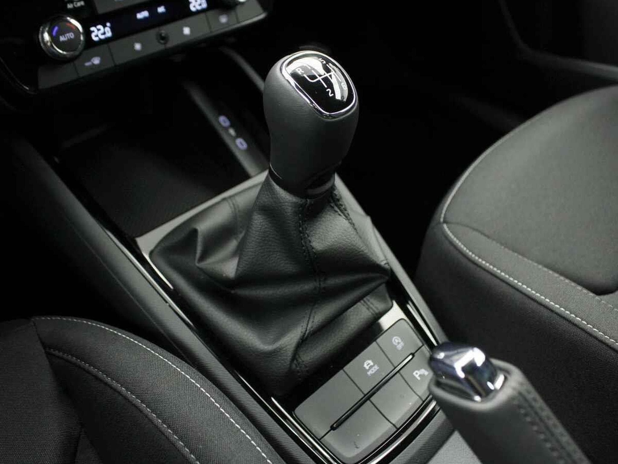 Skoda Scala -36% 1.0 TSI 115cv+MIRRORLINK+CAM+LED+CLIM+Options (2025) - Foto 13