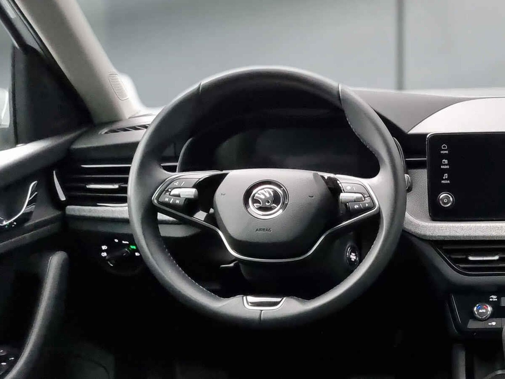 Skoda Scala -36% 1.0 TSI 115cv+MIRRORLINK+CAM+LED+CLIM+Options (2025) - Foto 9