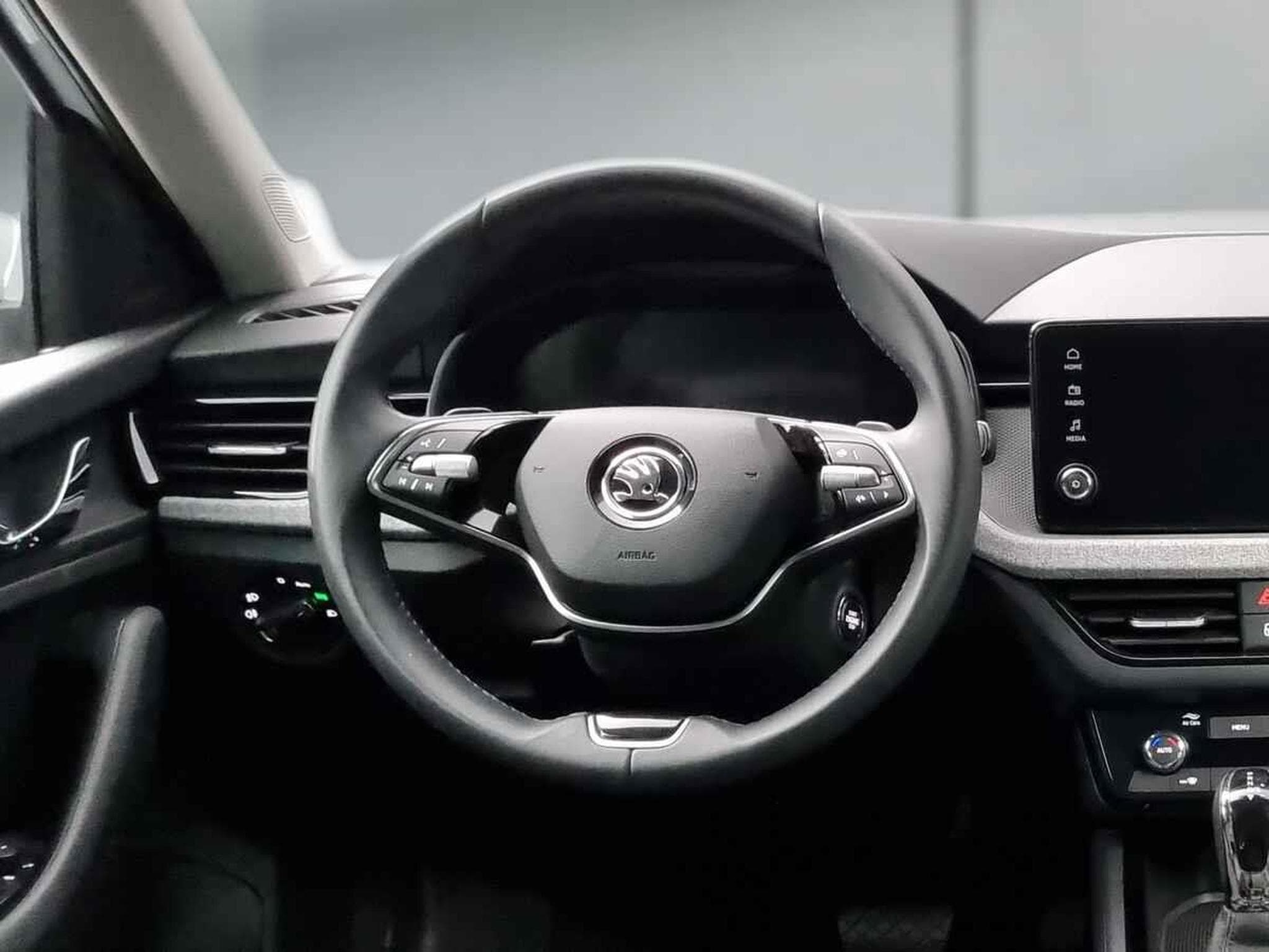 Skoda Scala -37% 1.0 TSI BVA 115cv +MIRRORLINK+CAM+LED+CLIM (2025) - Foto 9