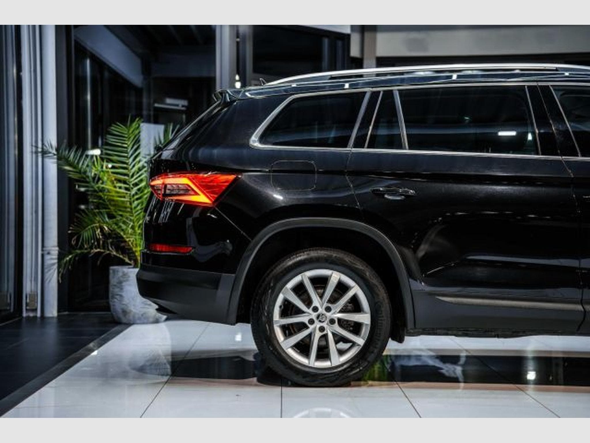 Skoda Kodiaq Kodiaq 2.0 TDI DSG 4x4 NAVI LED AHK 7-Sitzer ACC (2020) - Foto 8