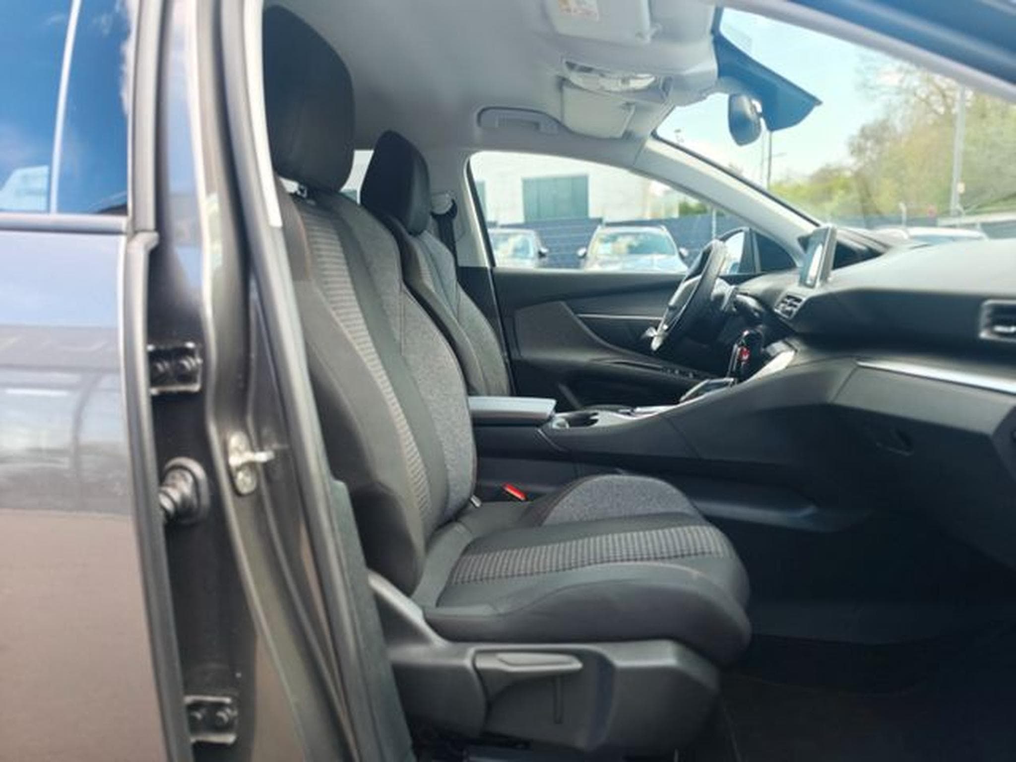 Peugeot 5008 5008*7 SITZER*AUTOMATIK*VIRTUELL*PACK ASSIST*2.H (2019) - Foto 15