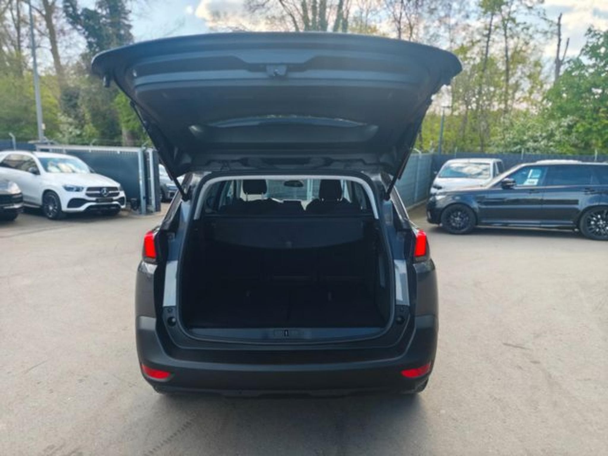 Peugeot 5008 5008*7 SITZER*AUTOMATIK*VIRTUELL*PACK ASSIST*2.H (2019) - Foto 9