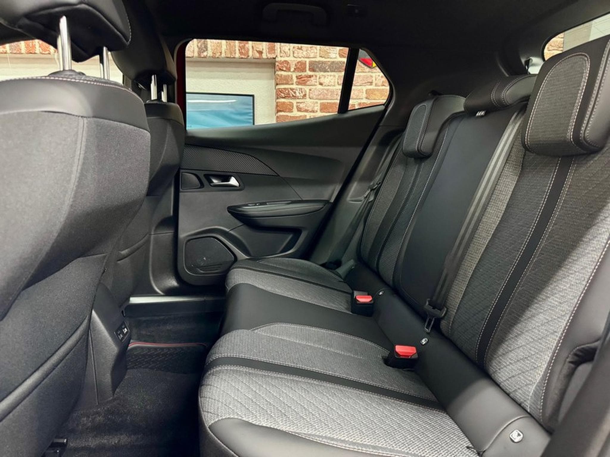 Peugeot 2008 2008 1.2 101cv ALLURE  Navi/camera/Jalu 17 (2024) - Foto 6