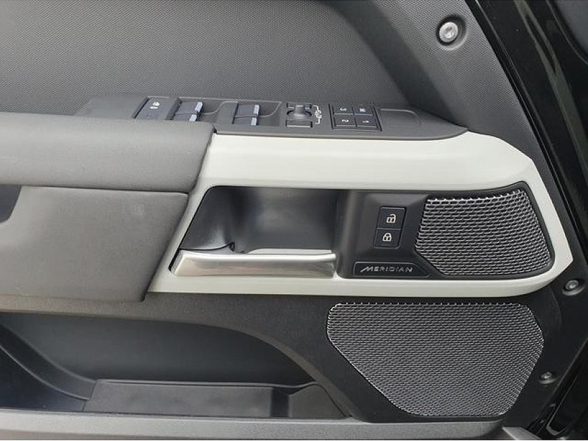 Land-Rover Defender (2025) - Photo 14