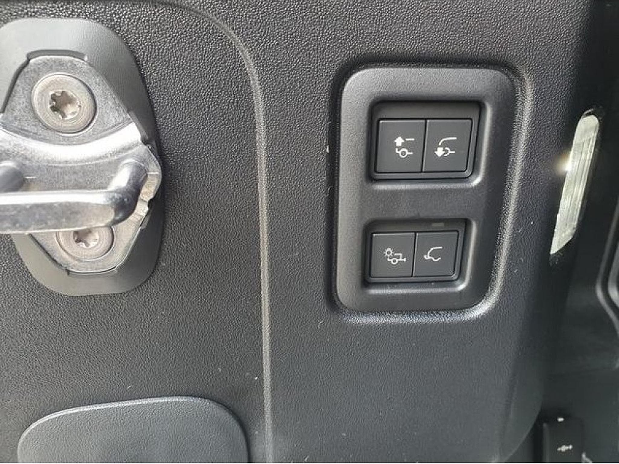 Land-Rover Defender (2025) - Photo 18