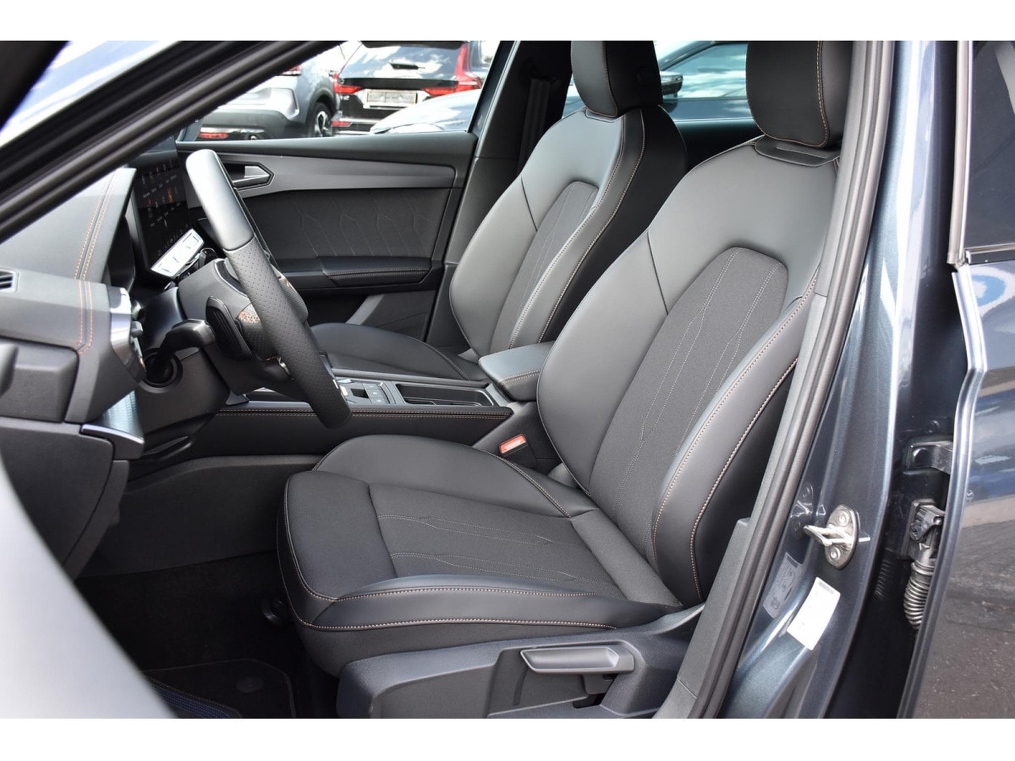 Cupra Leon ST 1.5 eTSI DSG ACC LANE CAM SG CHFF NEUVE (2026) - Foto 6