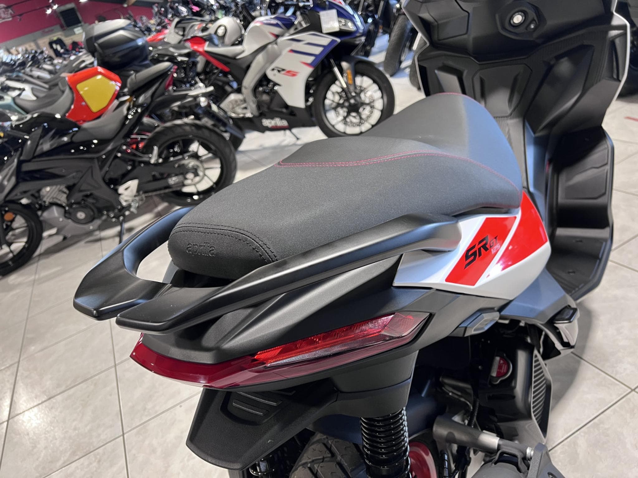 Aprilia SR GT SPORT GREY BLACK (2026) - Photo 4