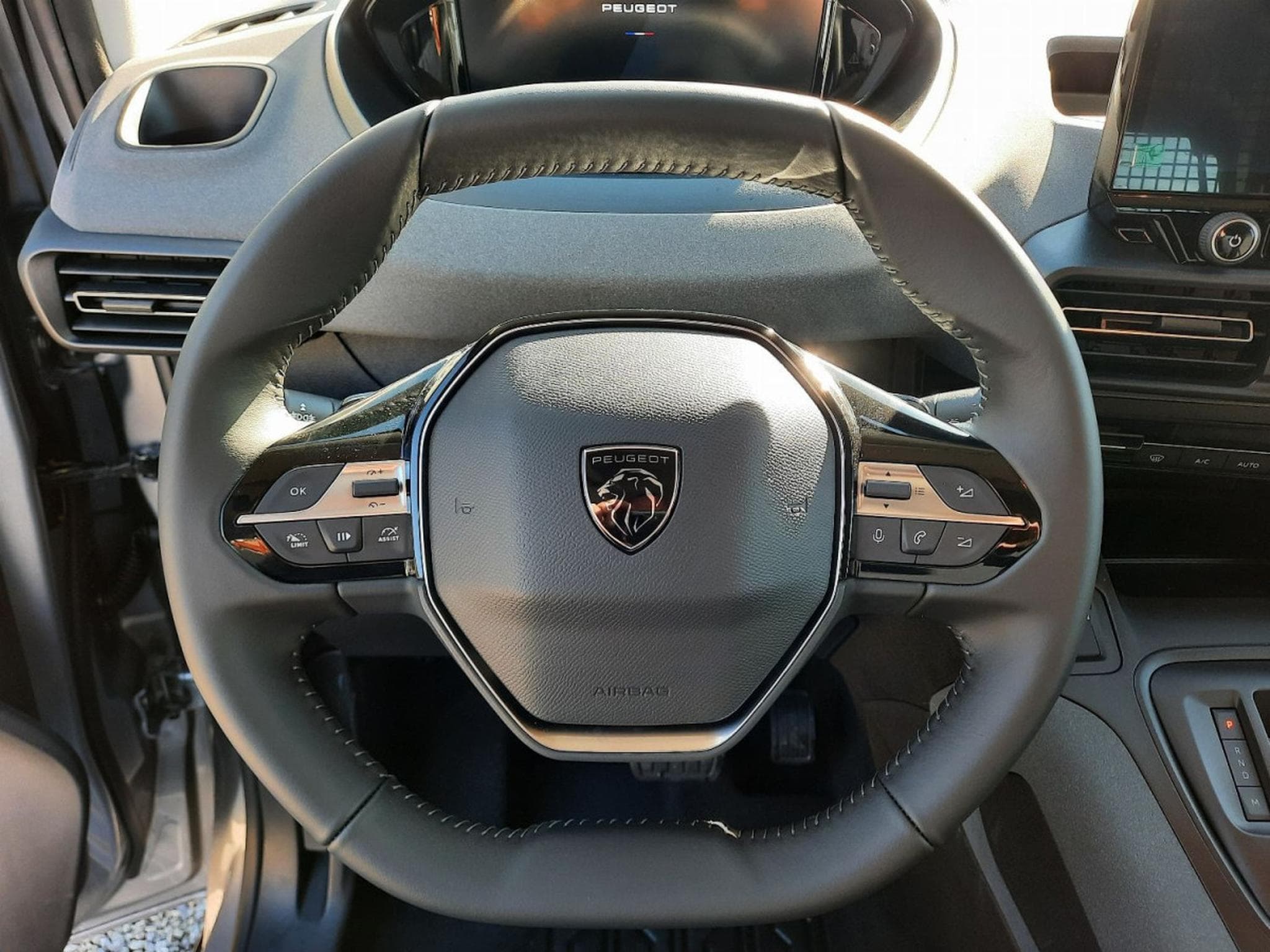 Peugeot Rifter AT 130 N1/NAVY/Kamera (2026) - Foto 19