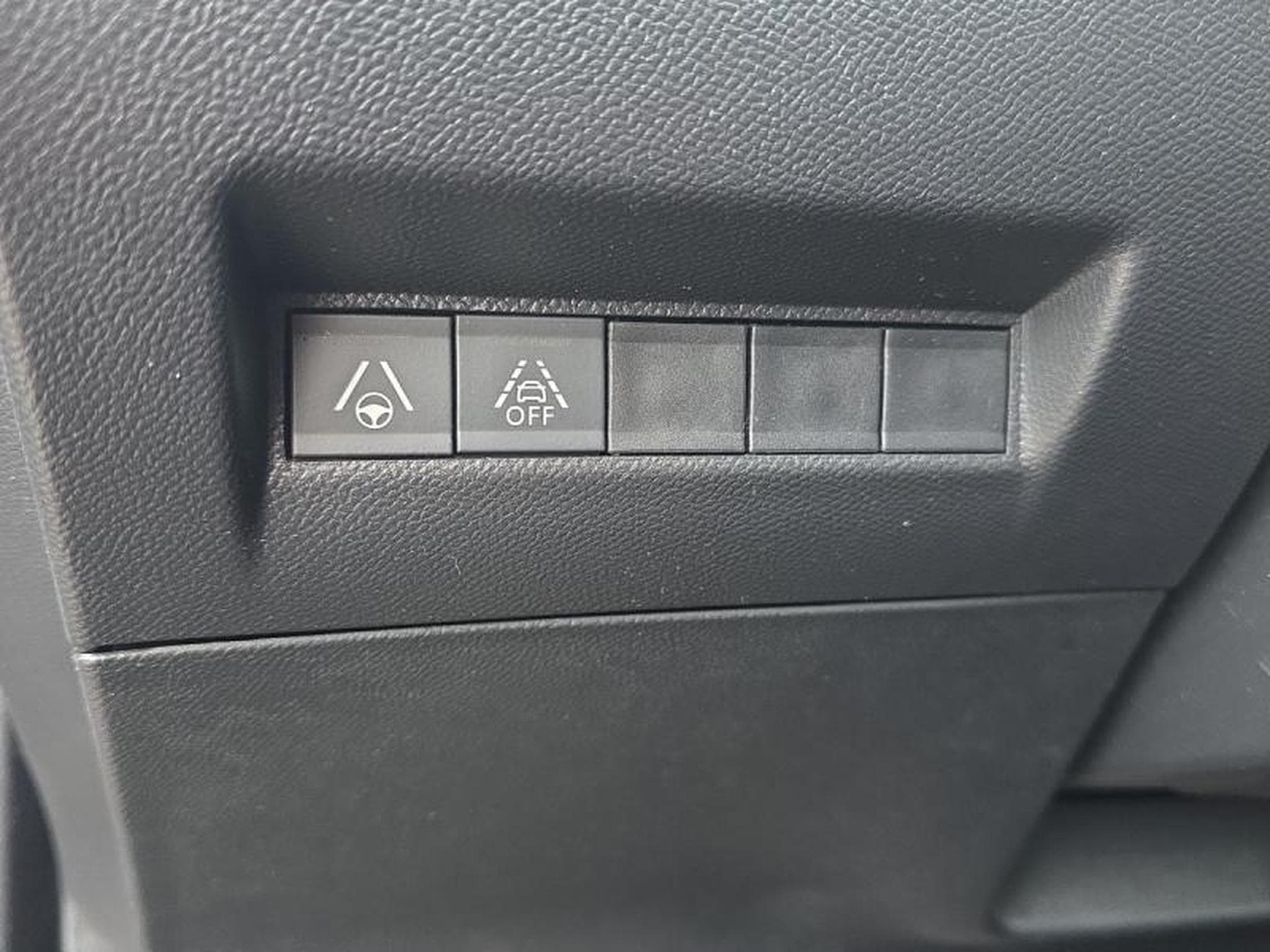 PEUGEOT 2008 e-2008 136ch GT (2023) - Photo 11