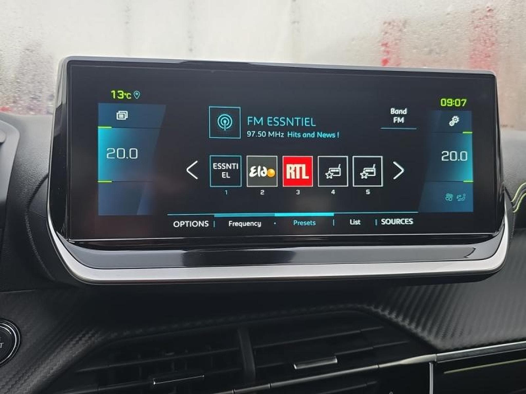 PEUGEOT 2008 e-2008 136ch GT (2023) - Photo 9