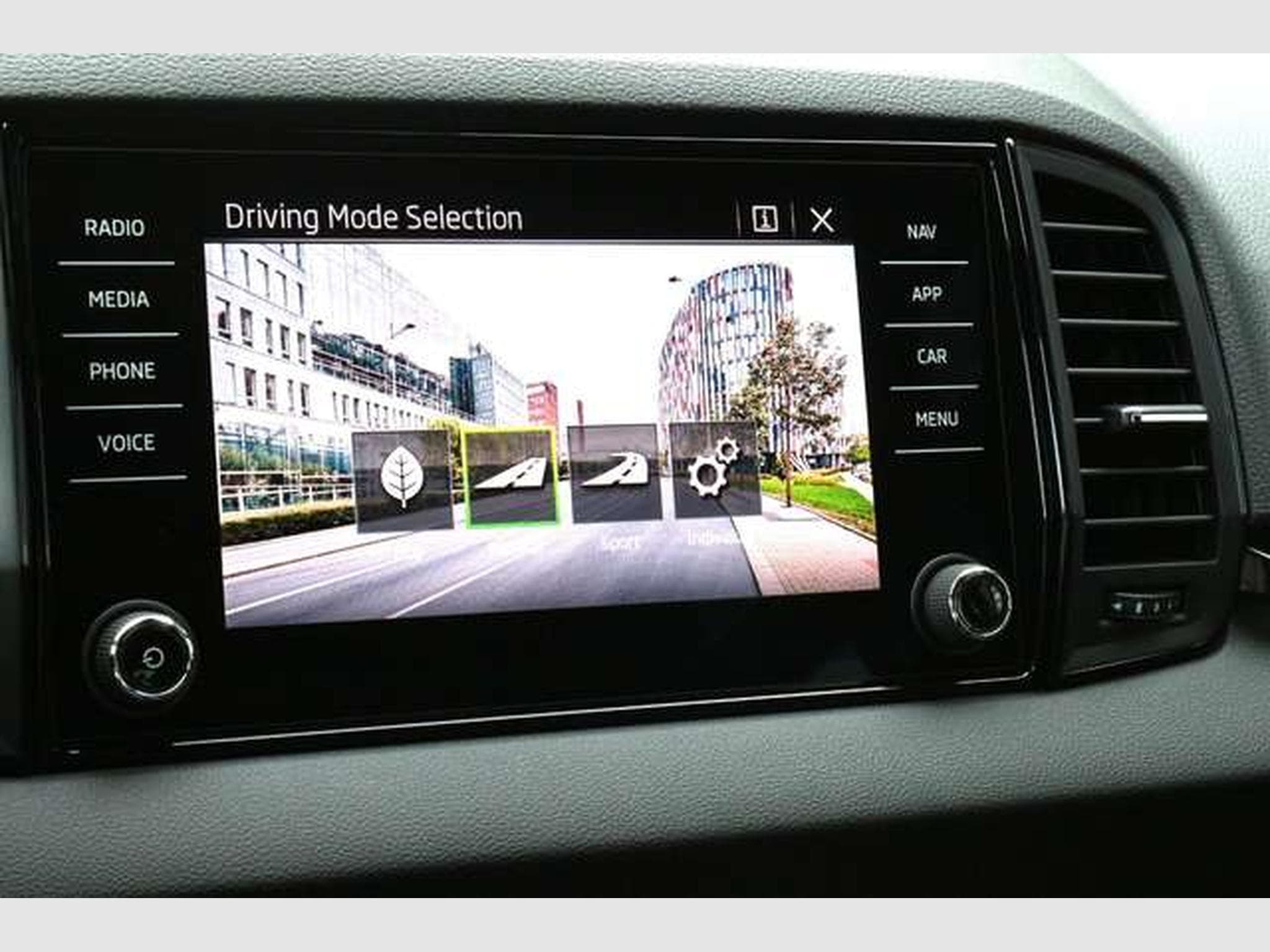 Skoda Karoq Sportline DSG/ACC/Matrix/AHK/Side/5-J Gara (2026) - Photo 15