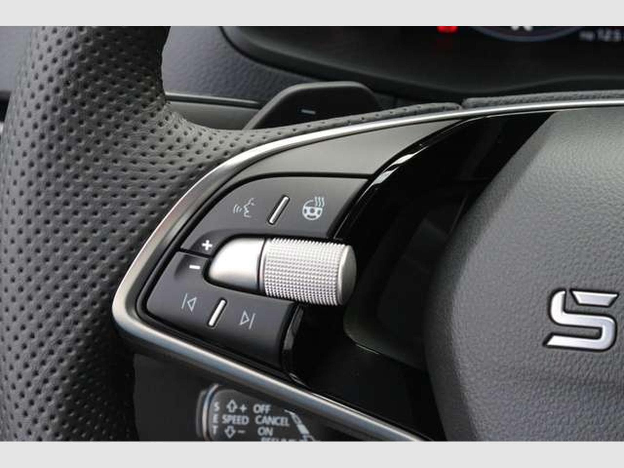 Skoda Karoq Sportline DSG/ACC/Matrix/AHK/Side/5-J Gara (2026) - Photo 22