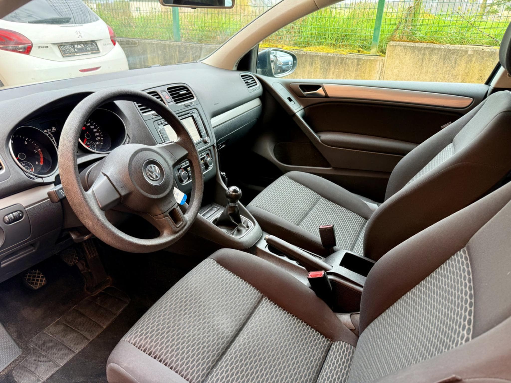 VW Golf 1.6 Tdi 105 comfortline BlueMotion (2010) - Foto 6