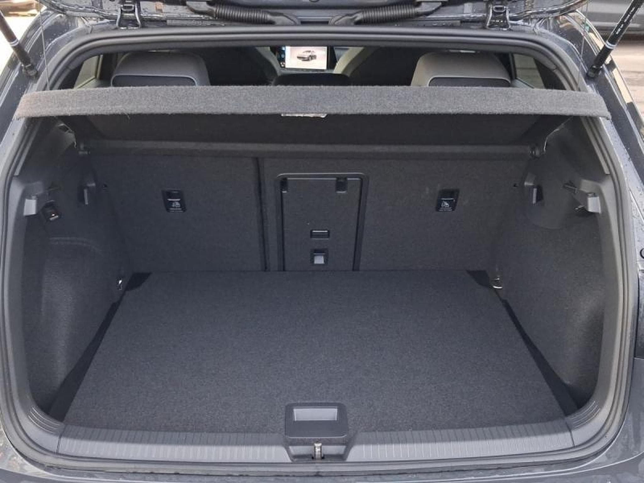 VW Golf VIII R-Line (2024) - Photo 12