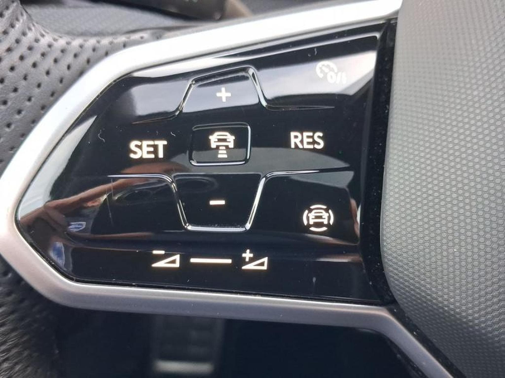 VW Golf VIII R-Line (2024) - Photo 25