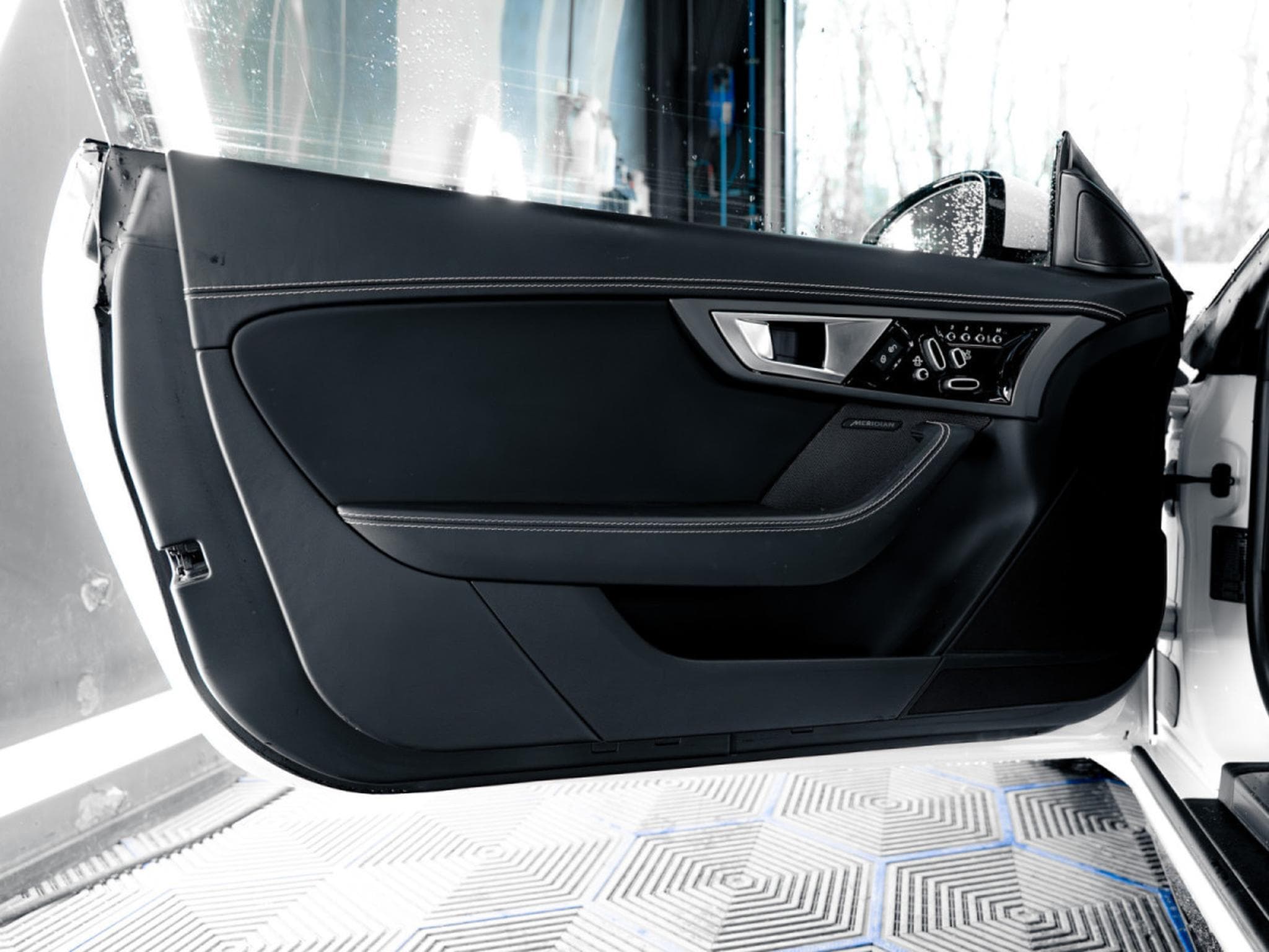 Jaguar F-Type F-Type R 5.0 V8 Supercharged essence (2014) - Photo 17