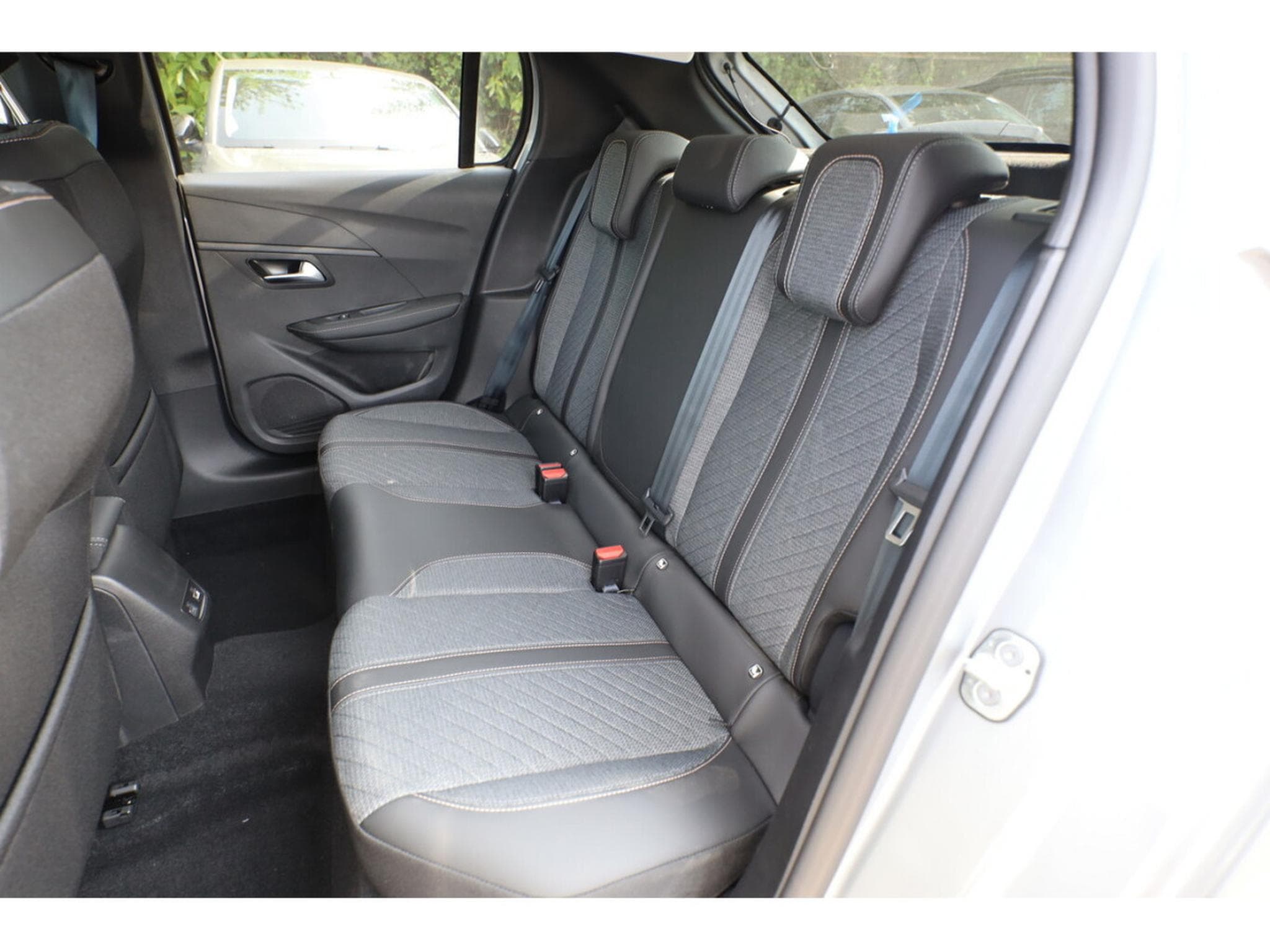 Peugeot 208 1.2 PureTech 101 Allure (2025) - Photo 8