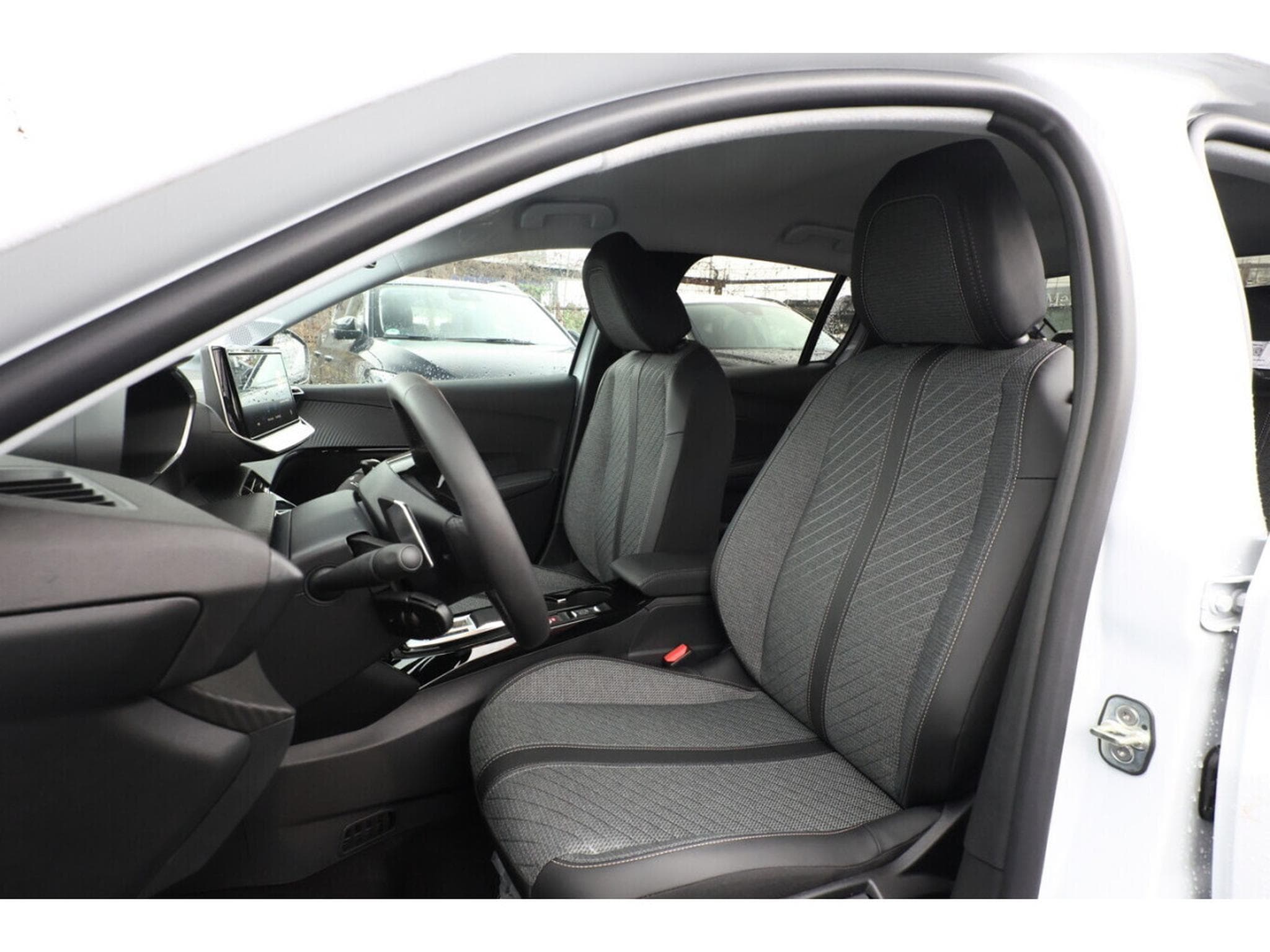 Peugeot 208 1.2 PureTech 101 Allure (2025) - Photo 8