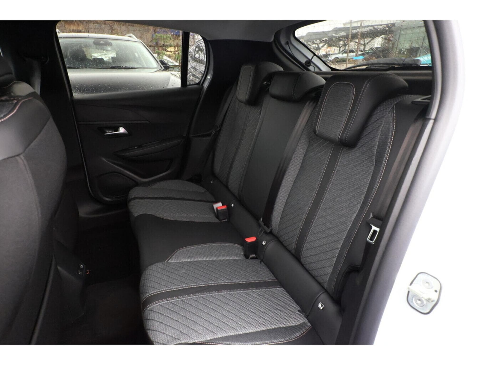 Peugeot 208 1.2 PureTech 101 Allure (2025) - Photo 9