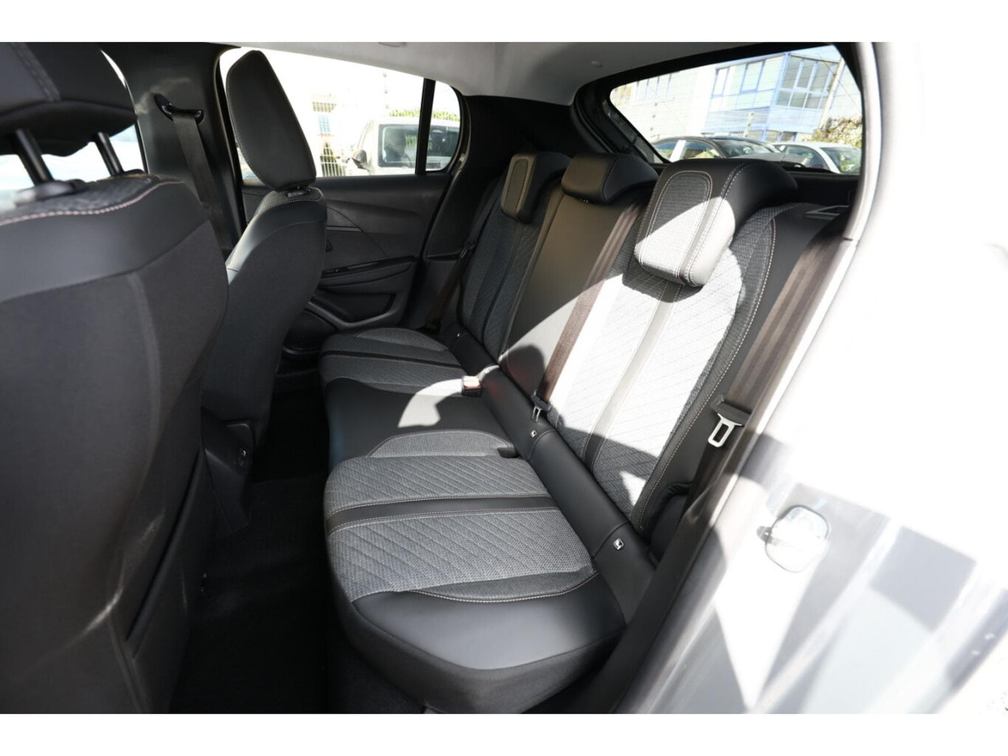 Peugeot 208 1.2 Hybrid e-DSC6 145 Allure (2025) - Photo 10