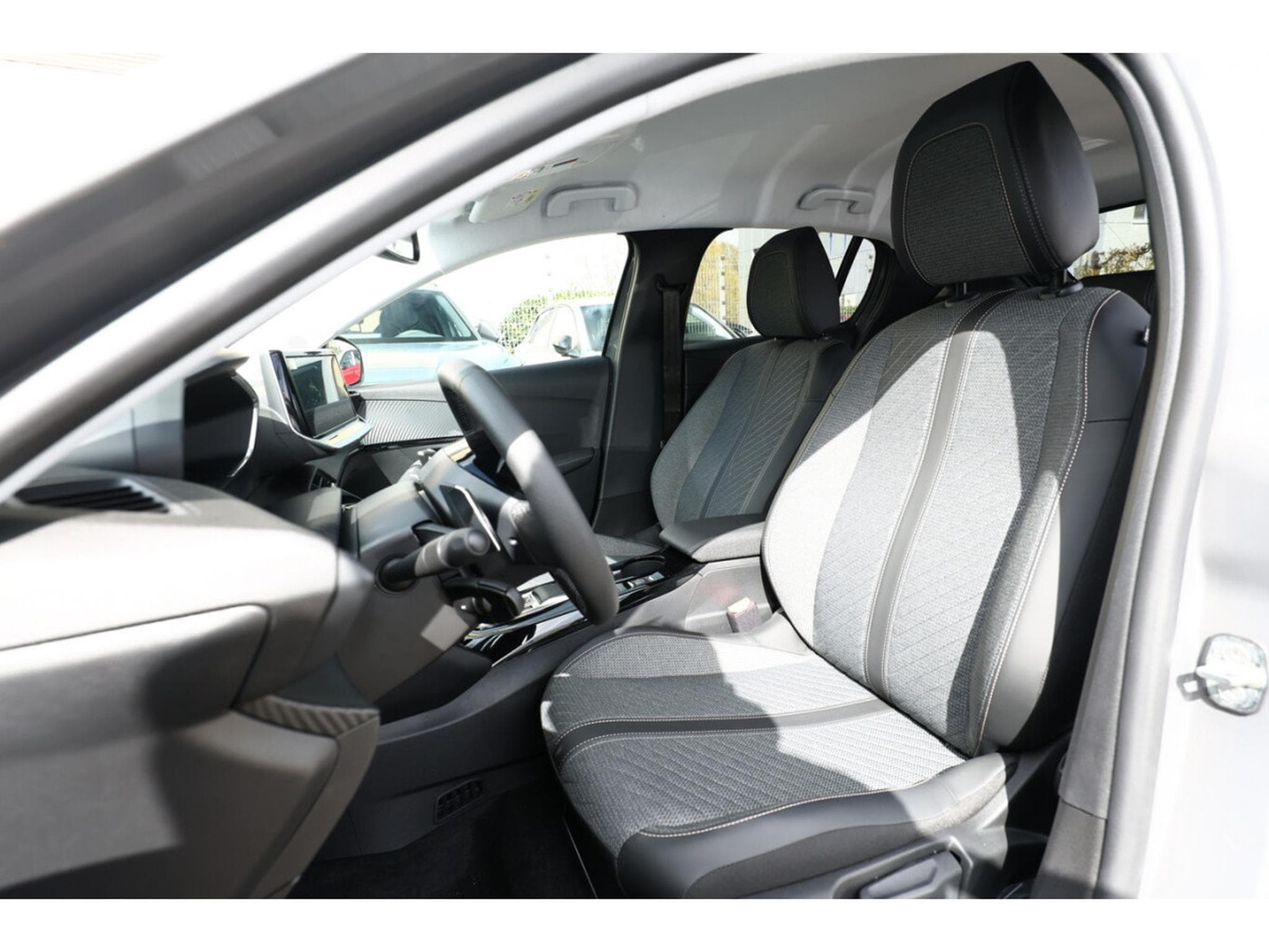 Peugeot 208 1.2 Hybrid e-DSC6 145 Allure (2025) - Photo 6