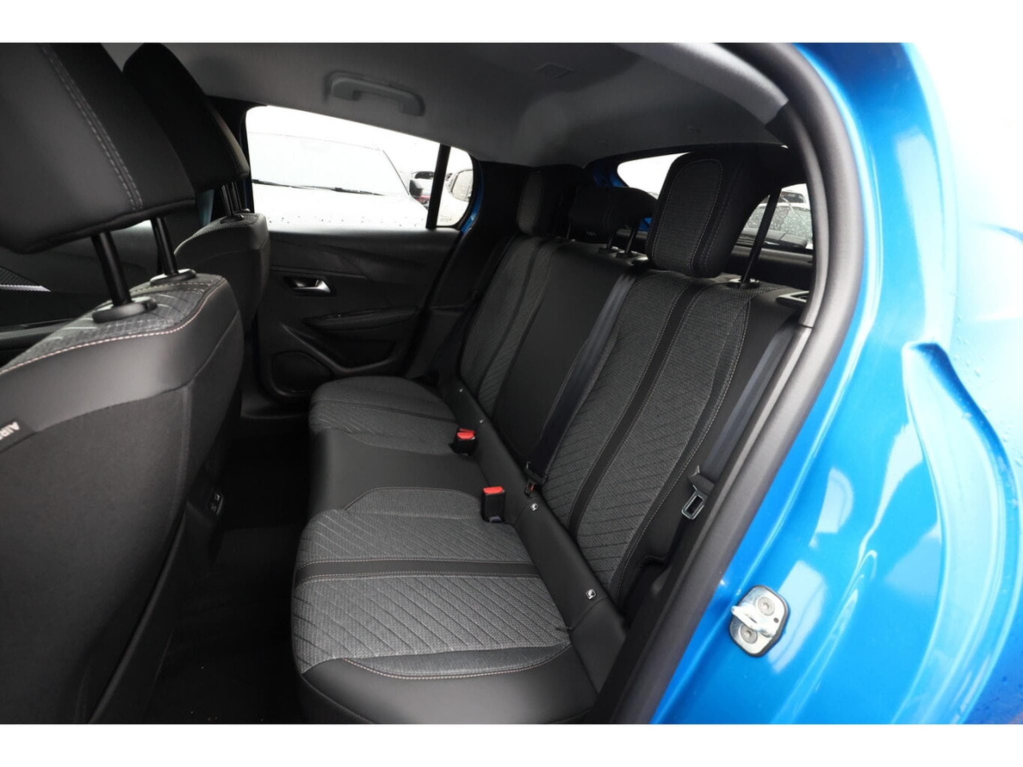 Peugeot 208 1.2 Hybrid e-DSC6 145 Allure (2025) - Photo 10