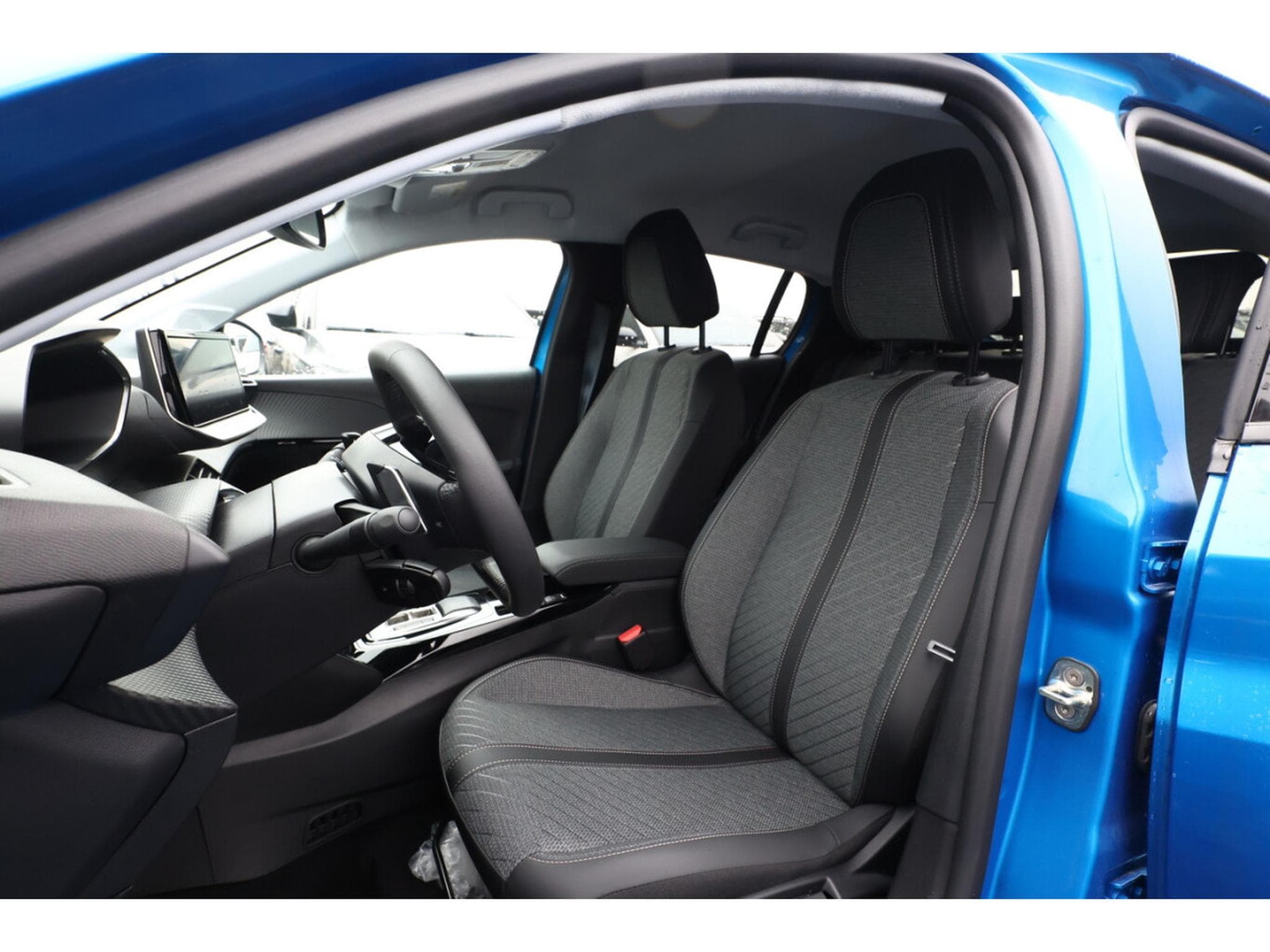 Peugeot 208 1.2 Hybrid e-DSC6 145 Allure (2025) - Photo 6