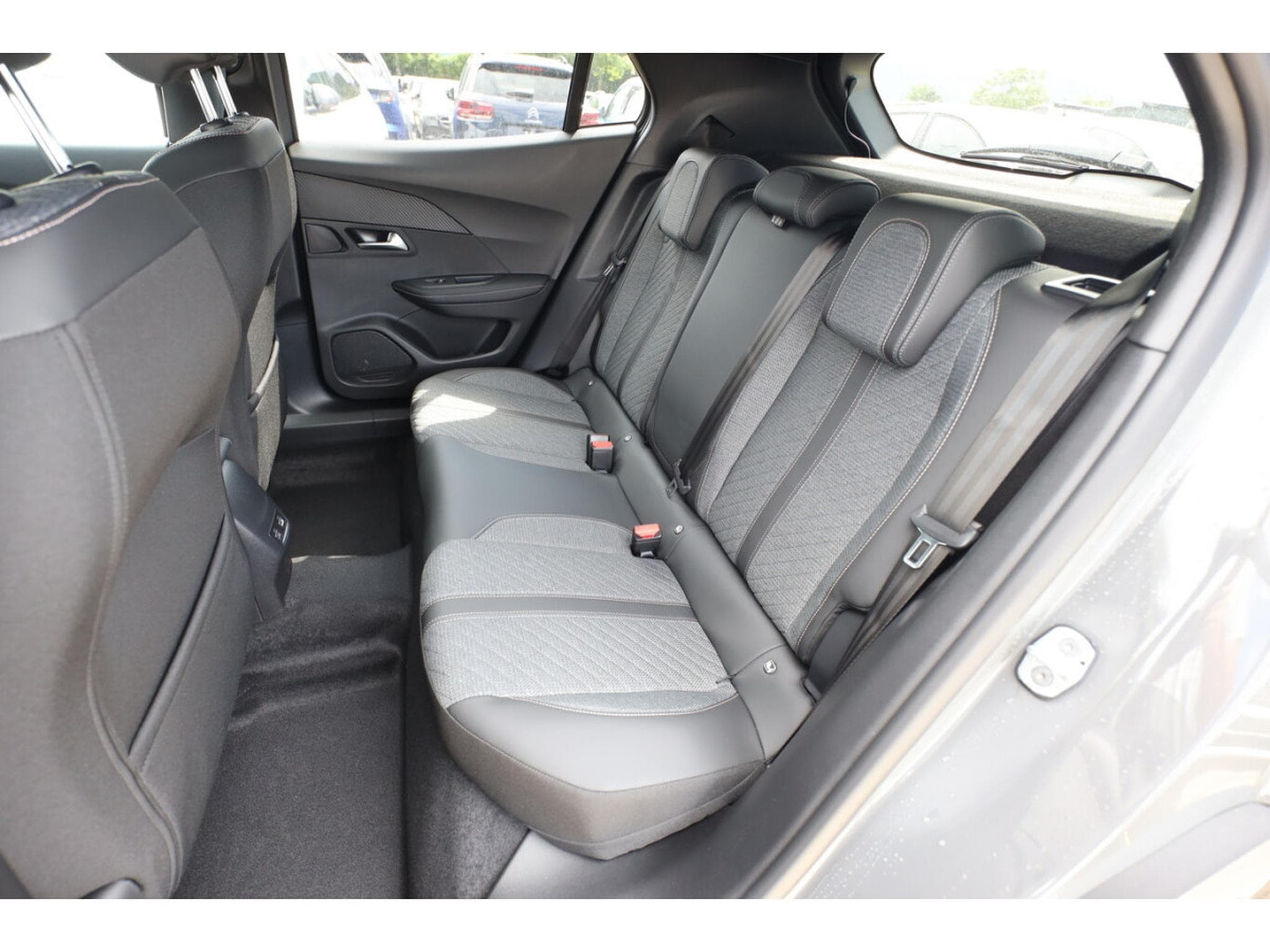 Peugeot 2008 1.2 Hybrid e-DSC6 145 Allure (2025) - Photo 10