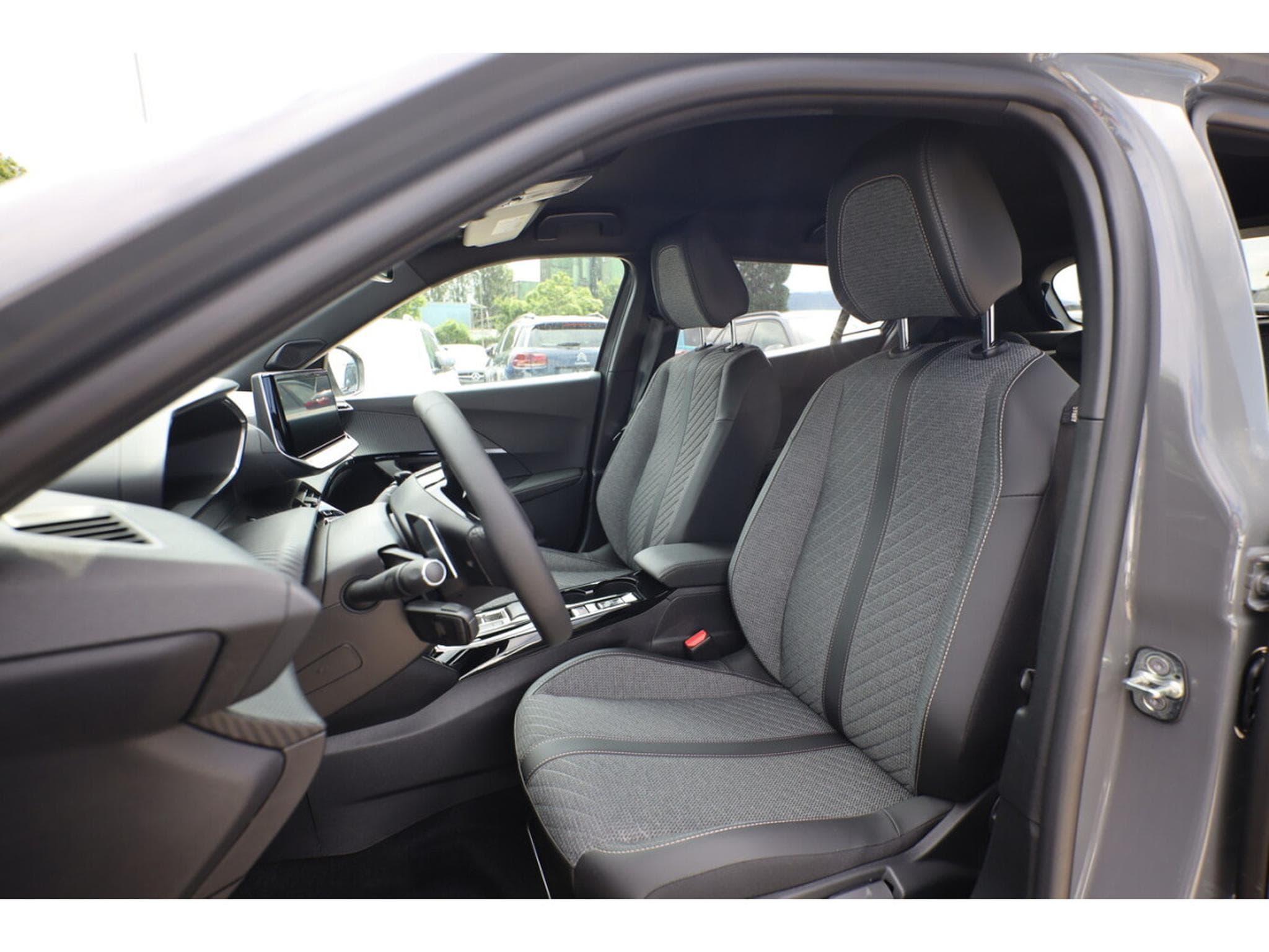 Peugeot 2008 1.2 Hybrid e-DSC6 145 Allure (2025) - Photo 6