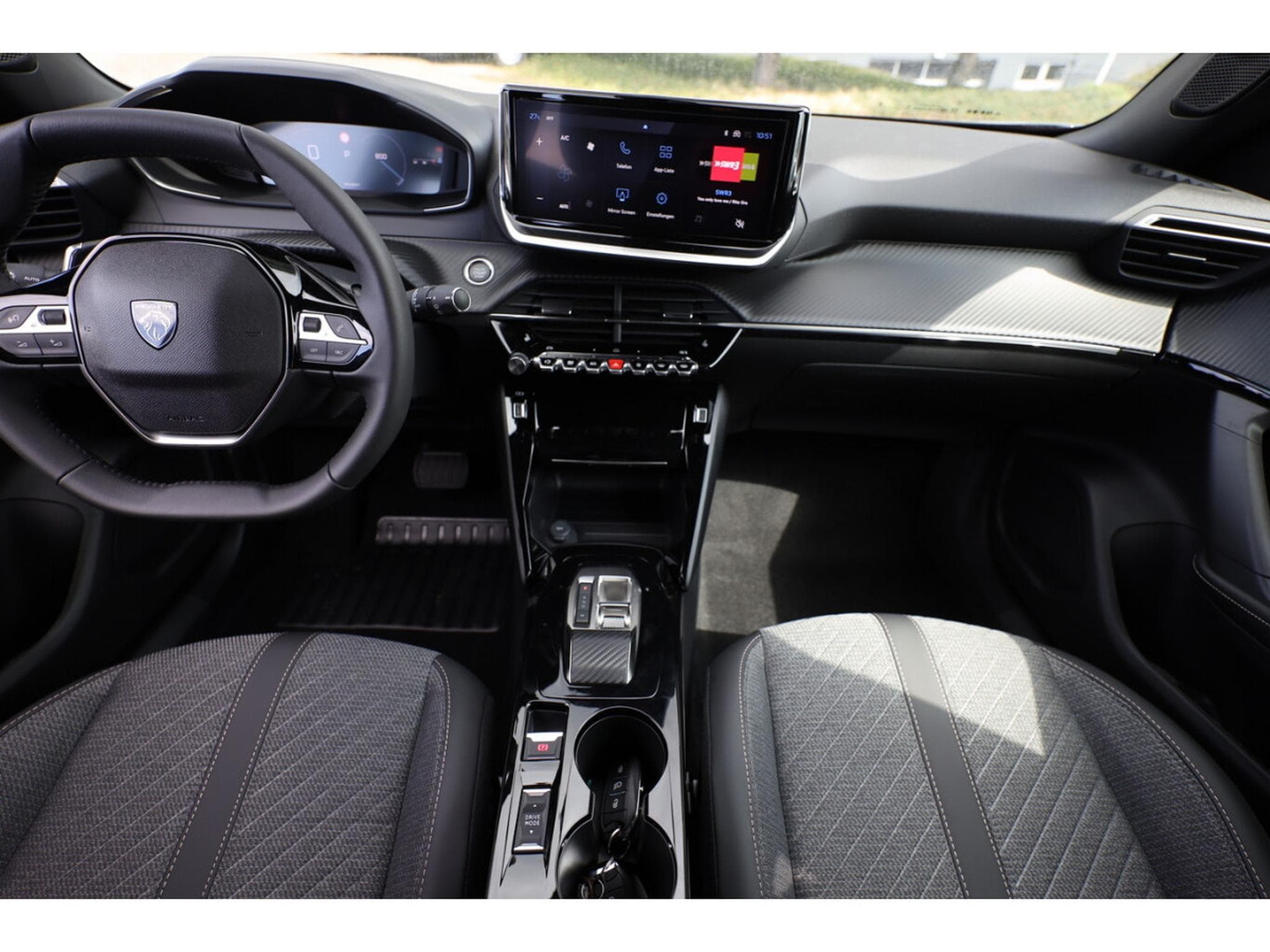 Peugeot 2008 1.2 Hybrid e-DSC6 145 Allure (2025) - Photo 8