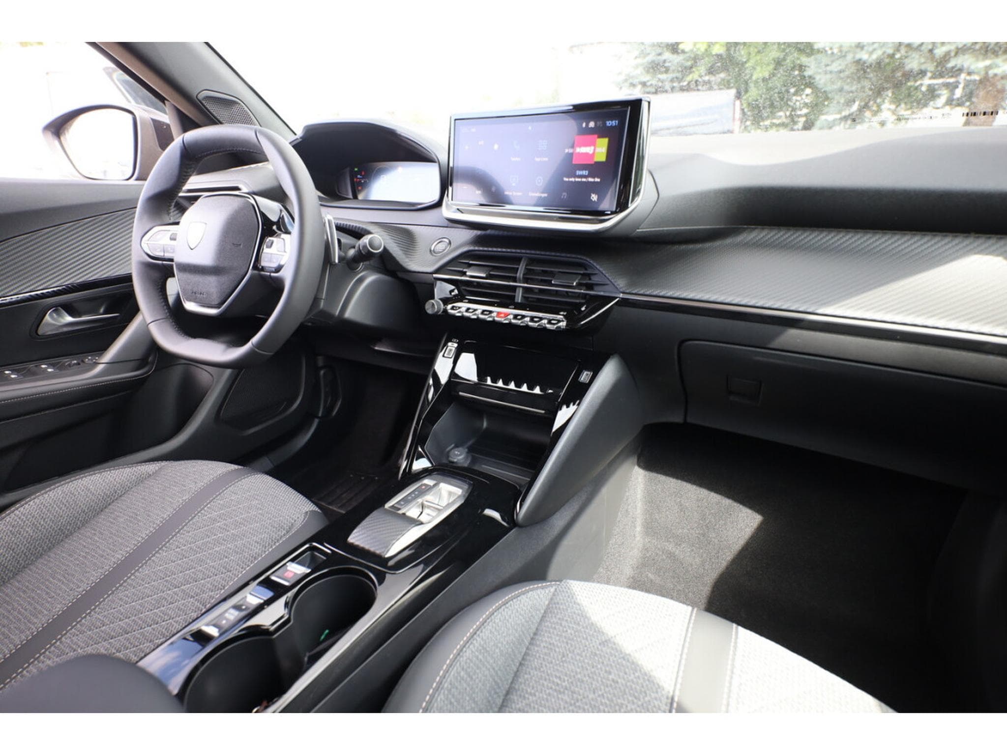 Peugeot 2008 1.2 Hybrid e-DSC6 145 Allure (2025) - Photo 9