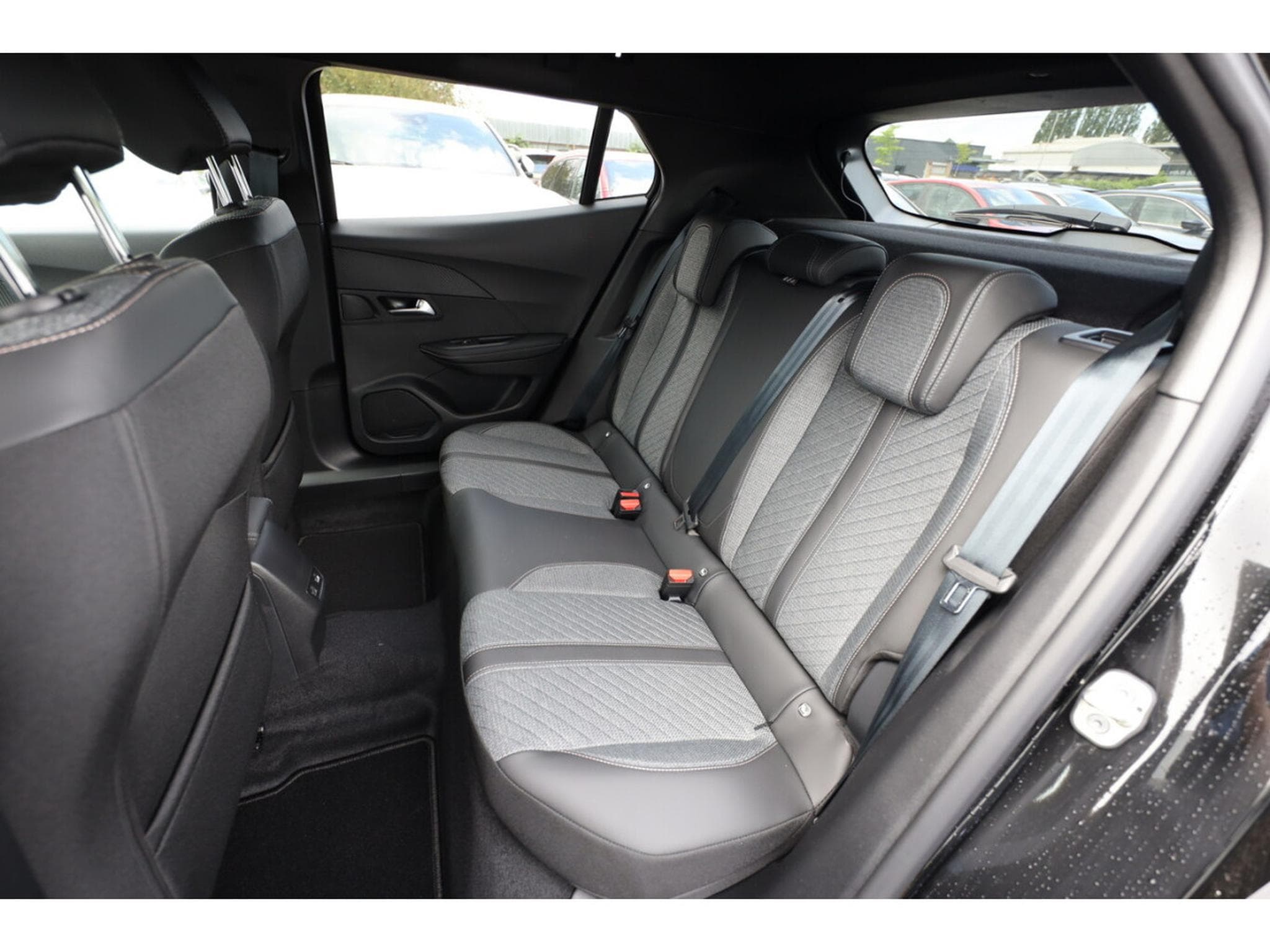 Peugeot 2008 1.2 Hybrid e-DSC6 145 Allure (2025) - Photo 10