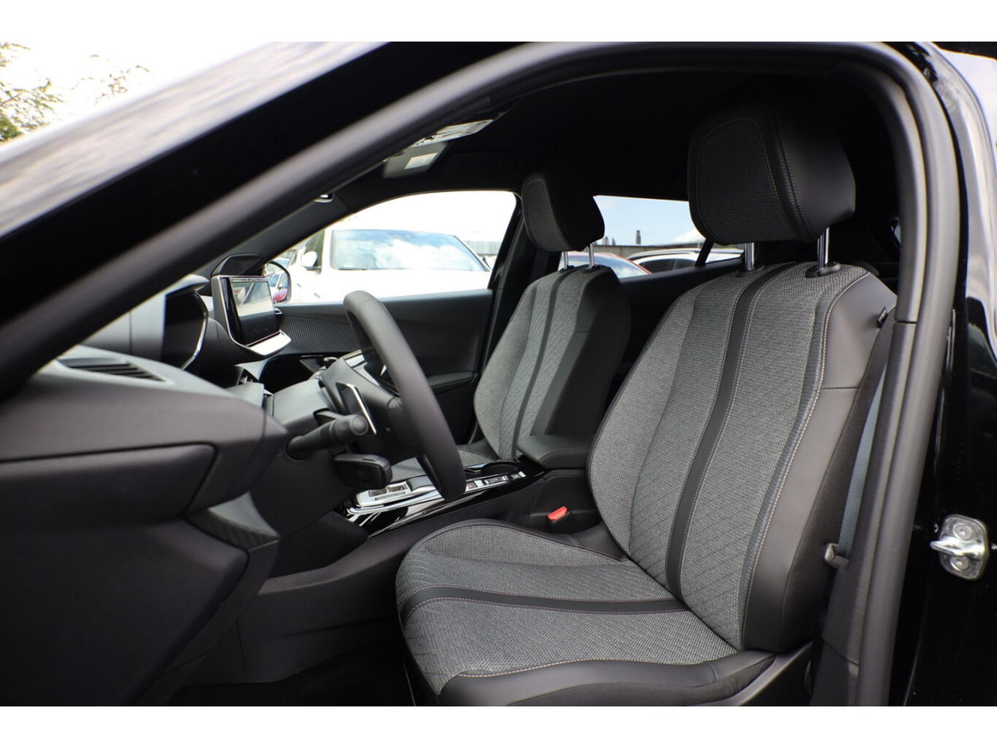 Peugeot 2008 1.2 Hybrid e-DSC6 145 Allure (2025) - Photo 6