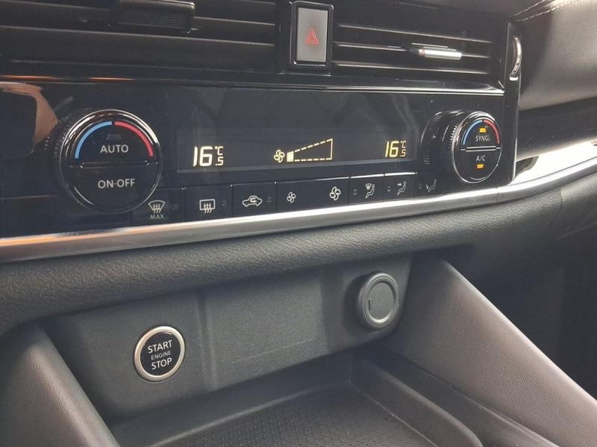 NISSAN Qashqai 1.3 Mild Hybrid 158ch N-Connecta Xtronic (2022) - Photo 12