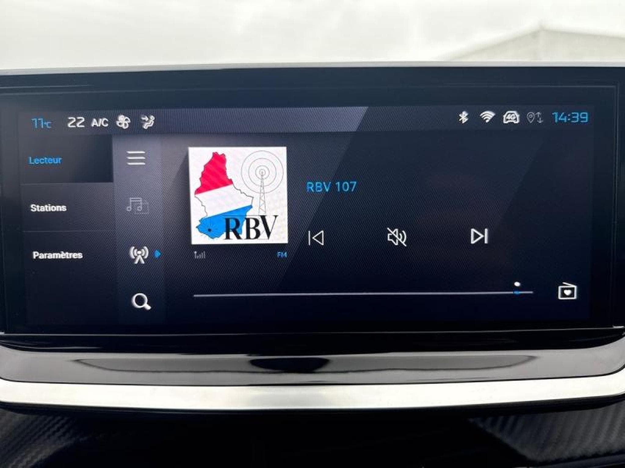 PEUGEOT 208 1.2 Hybrid 100ch Allure e-DCS6 (2024) - Photo 12