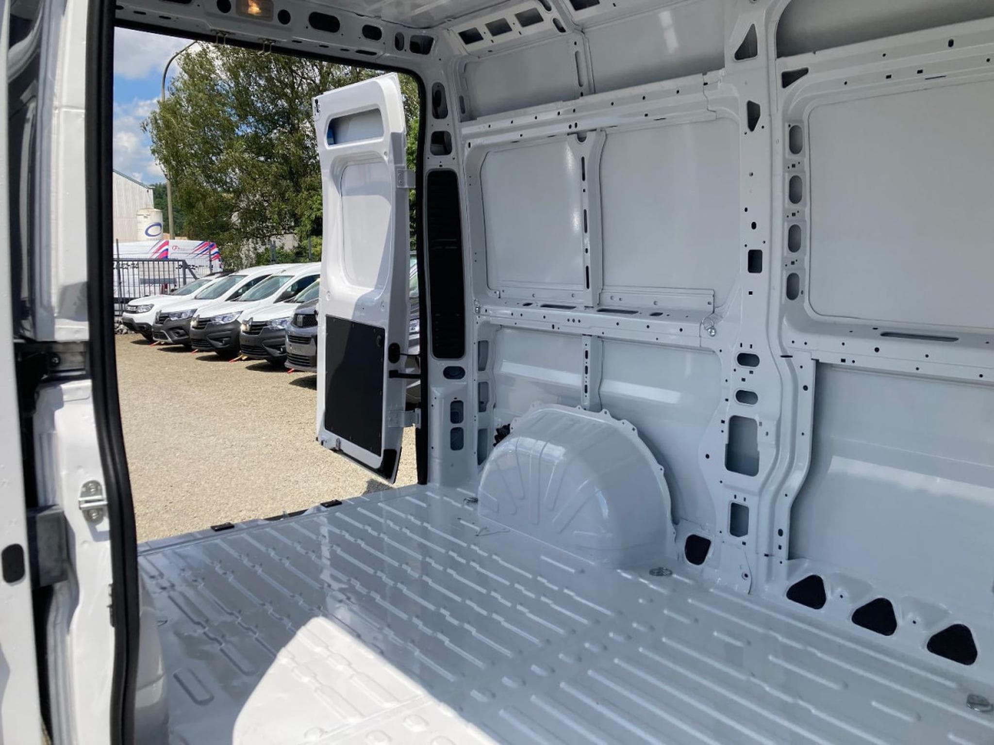 Peugeot Boxer 2.2 BlueHDI EAT8 190 L4H3 335 (2026) - Foto 17