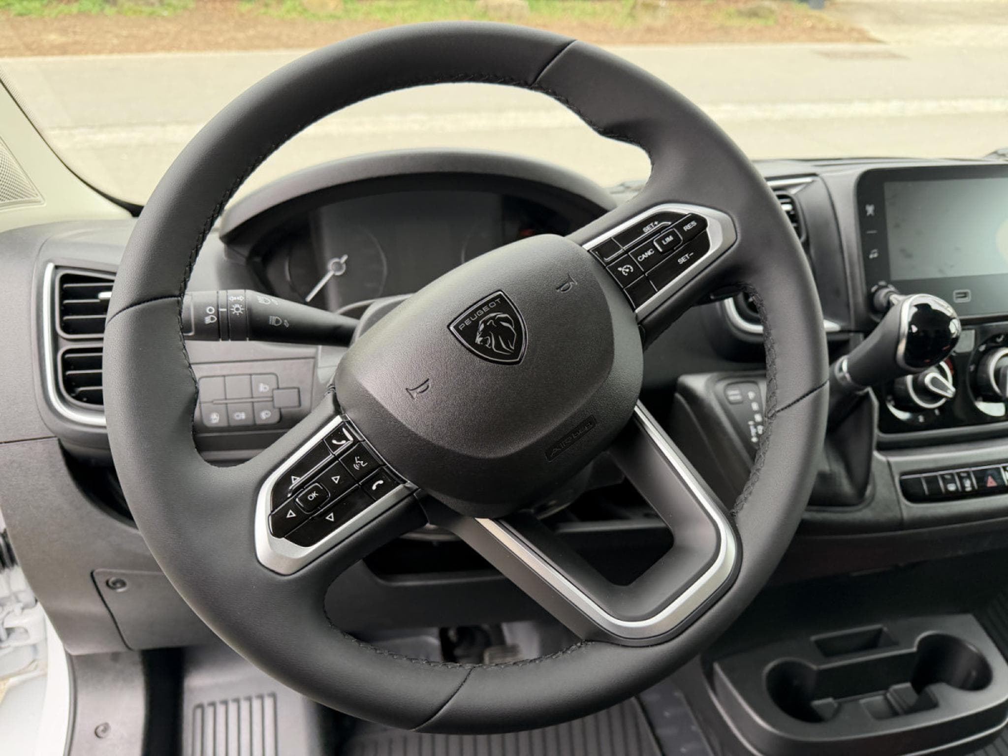 Peugeot Boxer 2.2 BlueHDI EAT8 190 L4H3 335 (2026) - Foto 24