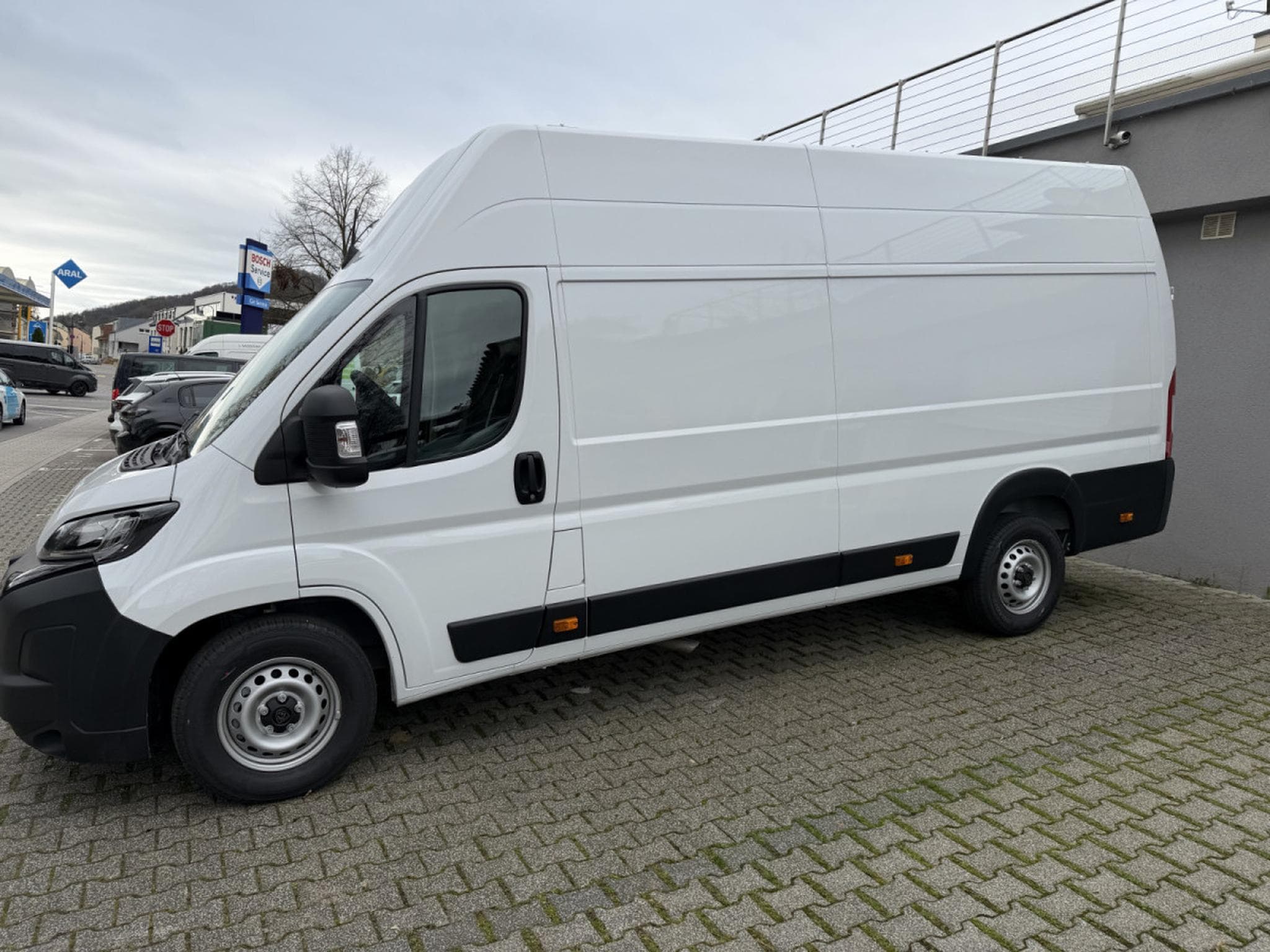 Peugeot Boxer 2.2 BlueHDI EAT8 190 L4H3 335 (2026) - Foto 3