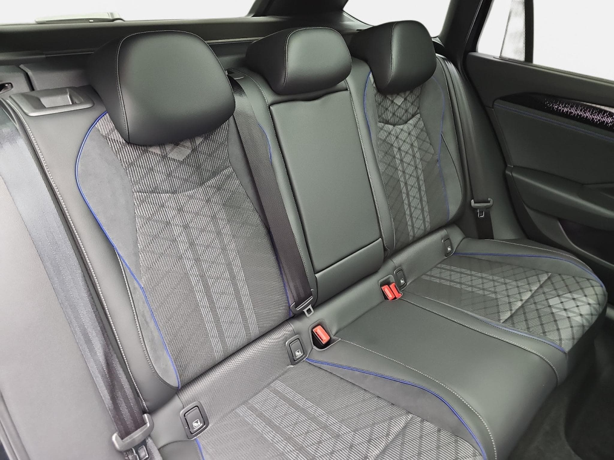 VW Passat 2.0 TDi DSG 150 R-Line (2025) - Foto 16