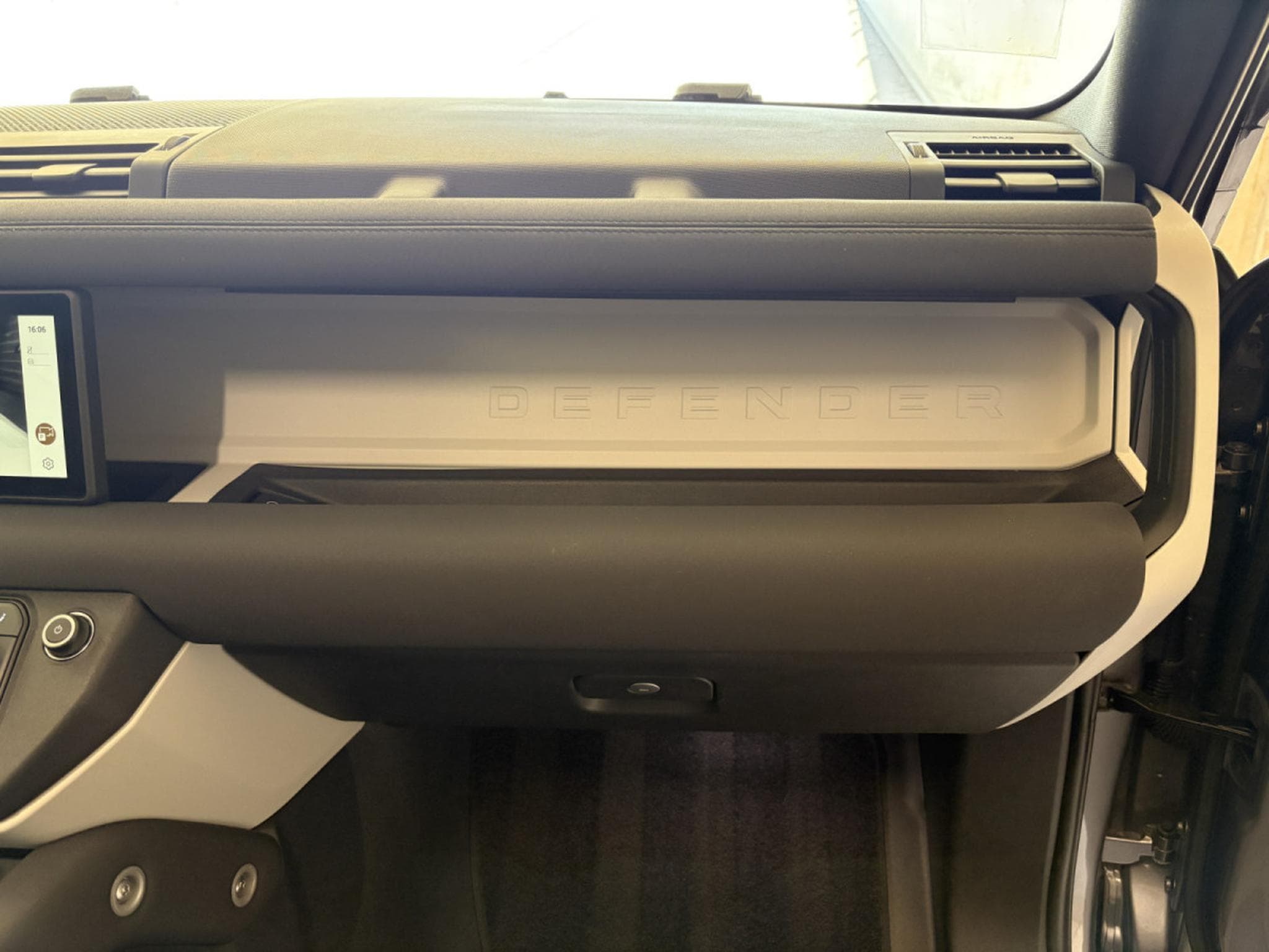 Land-Rover Defender DEFENDER 90 S 3.0 D200/ PANORAMA/ APPLE CAR PLAY/ (2023) - Photo 25