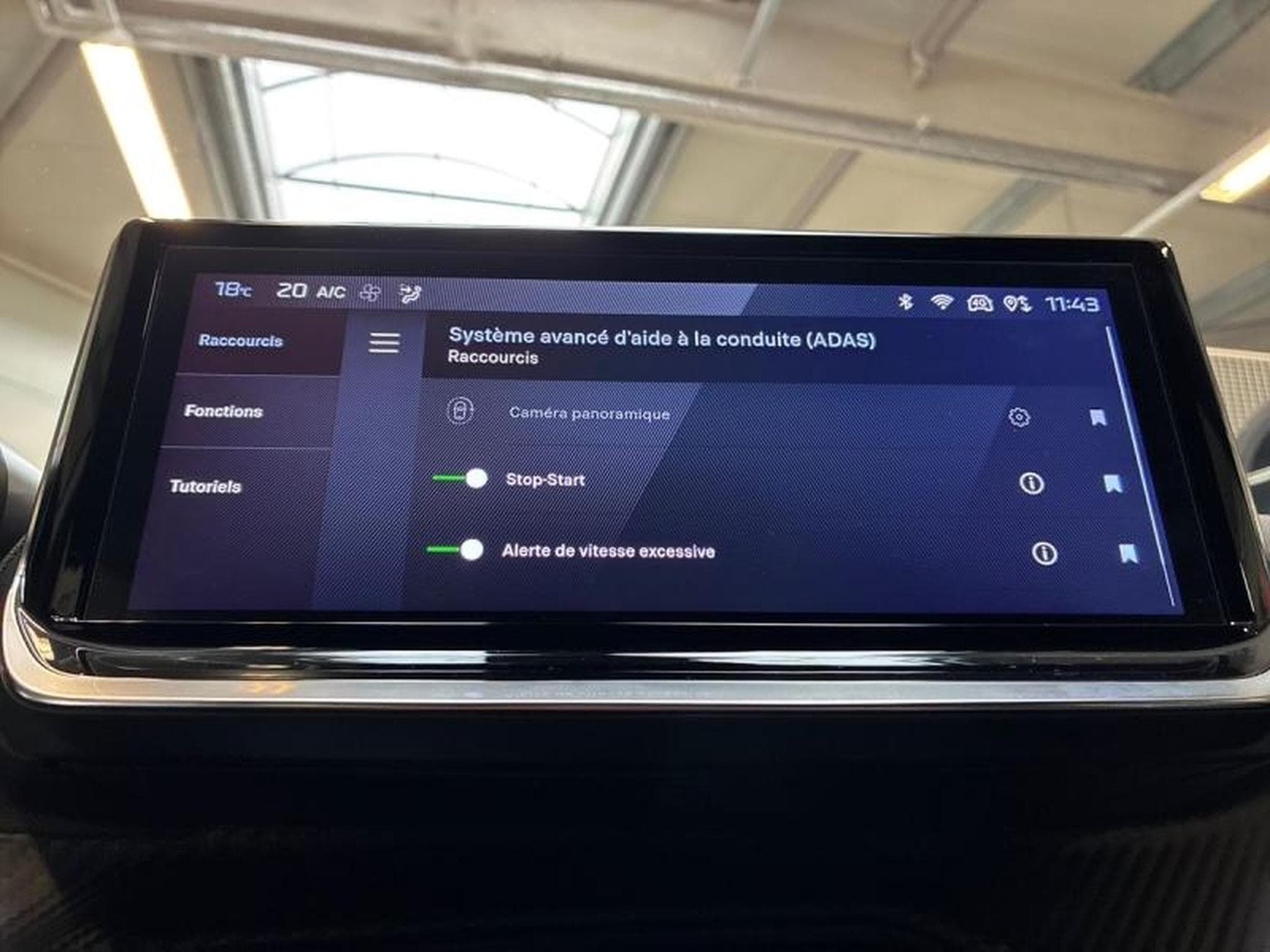 PEUGEOT 2008 1.2 100ch S&S Allure (2024) - Photo 10