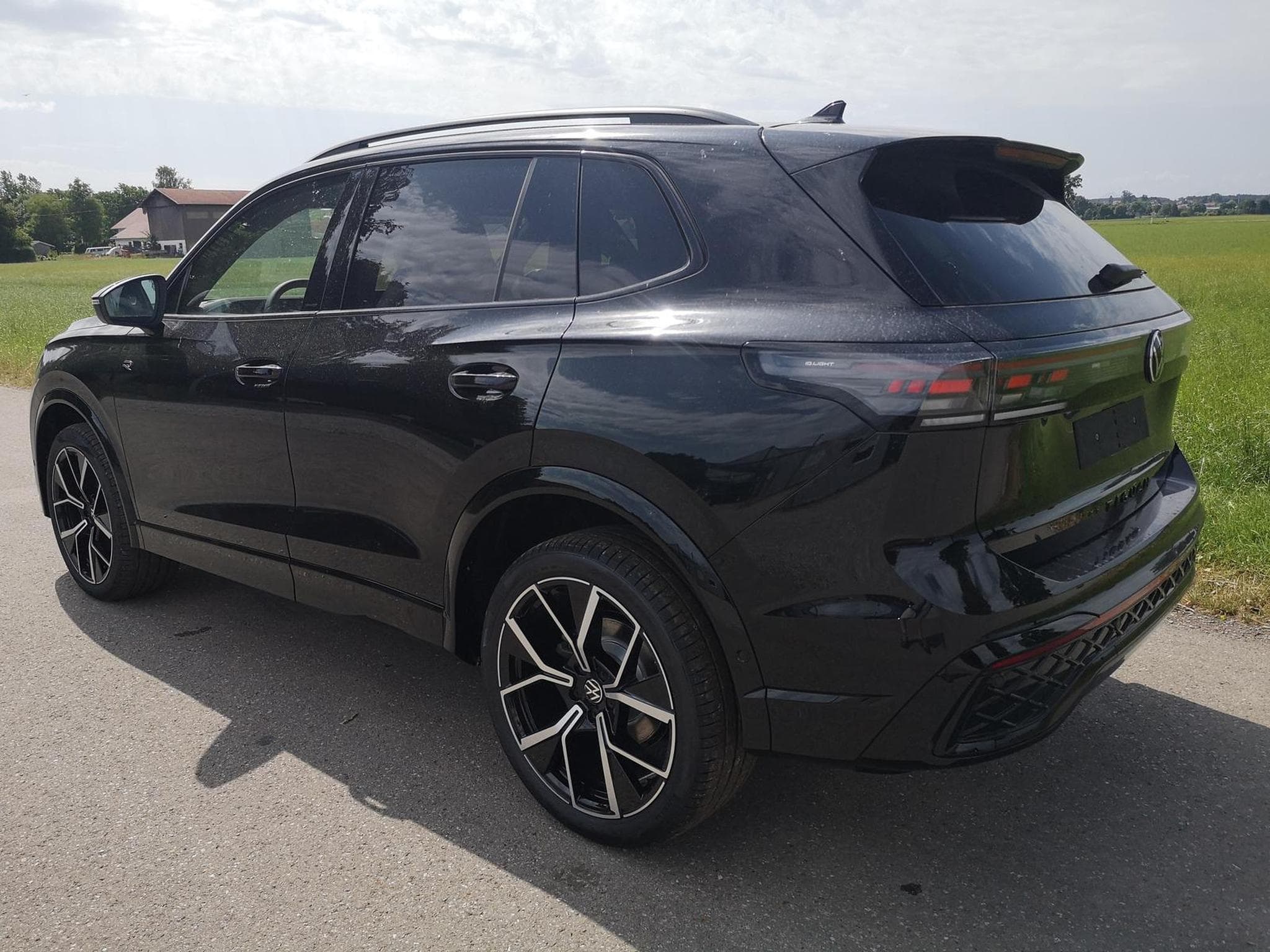 VW Tiguan 2.0 TDI 142 kW 4Motion R-Line (2025) - Photo 2