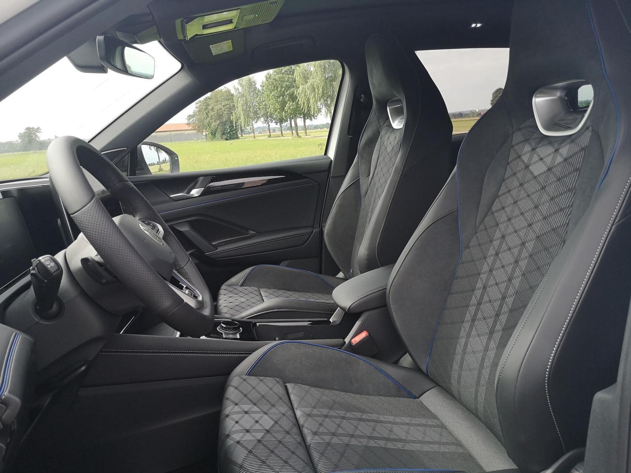 VW Tiguan 2.0 TDI 142 kW 4Motion R-Line (2025) - Photo 9