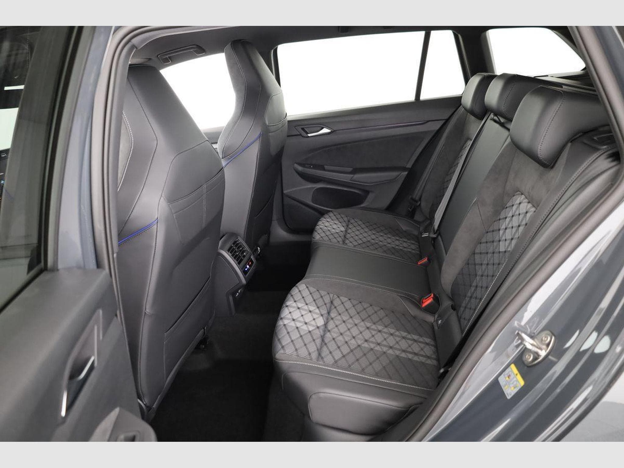 VW Golf Variant 1.5 TSI 110 kW R-Line (2026) - Photo 10