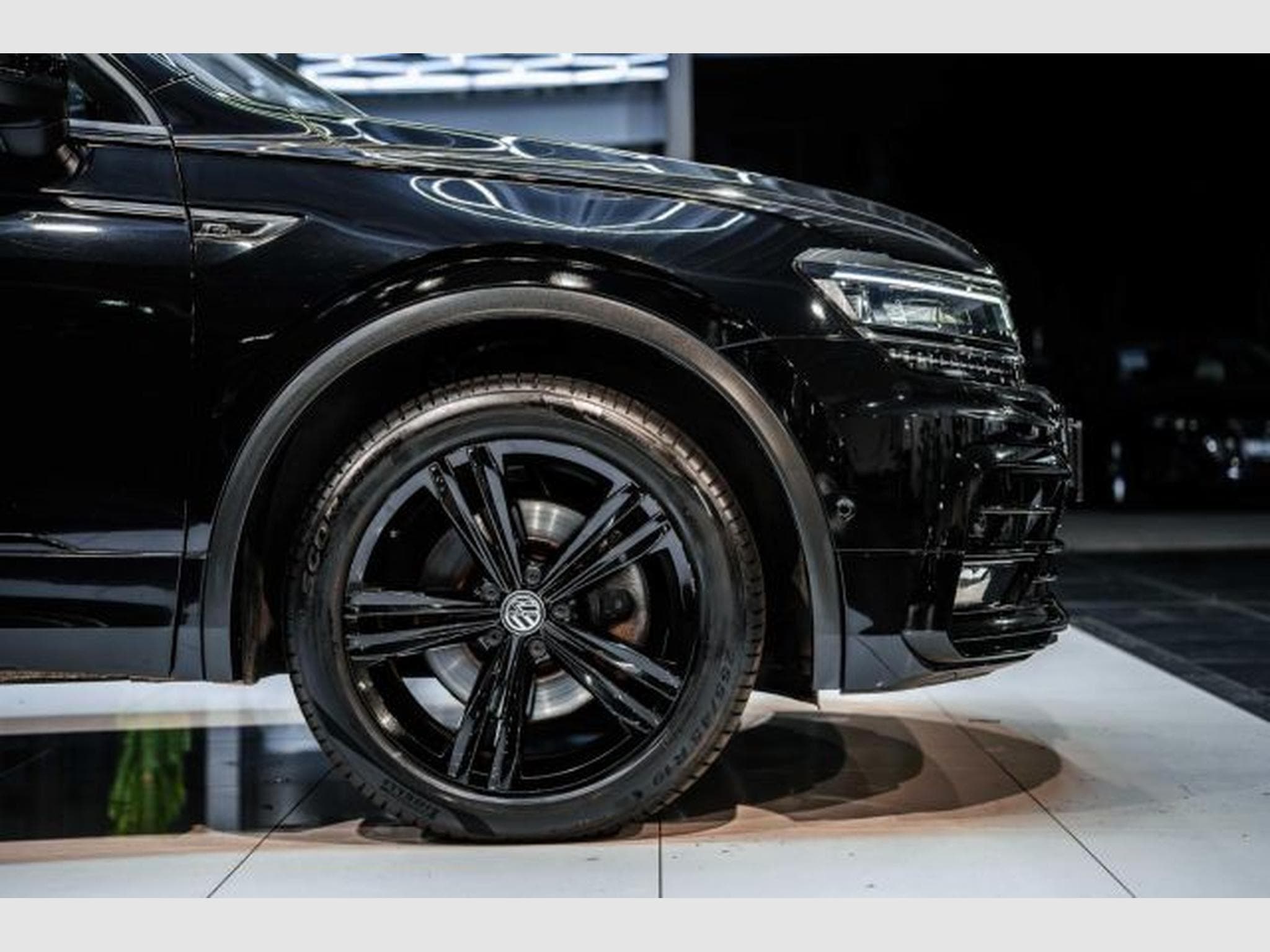 VW Tiguan Tiguan 2.0 TDI DSG Highl R-Line 4M NAVI LED PANO (2020) - Foto 9