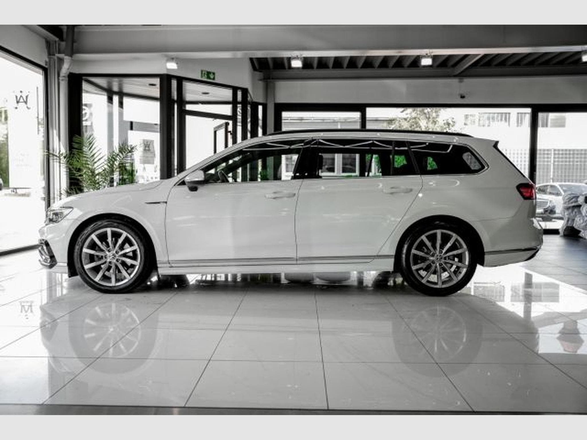 VW Passat Passat Variant 2.0 TDI DSG 3xR-Line LED AHK PANO (2023) - Foto 10